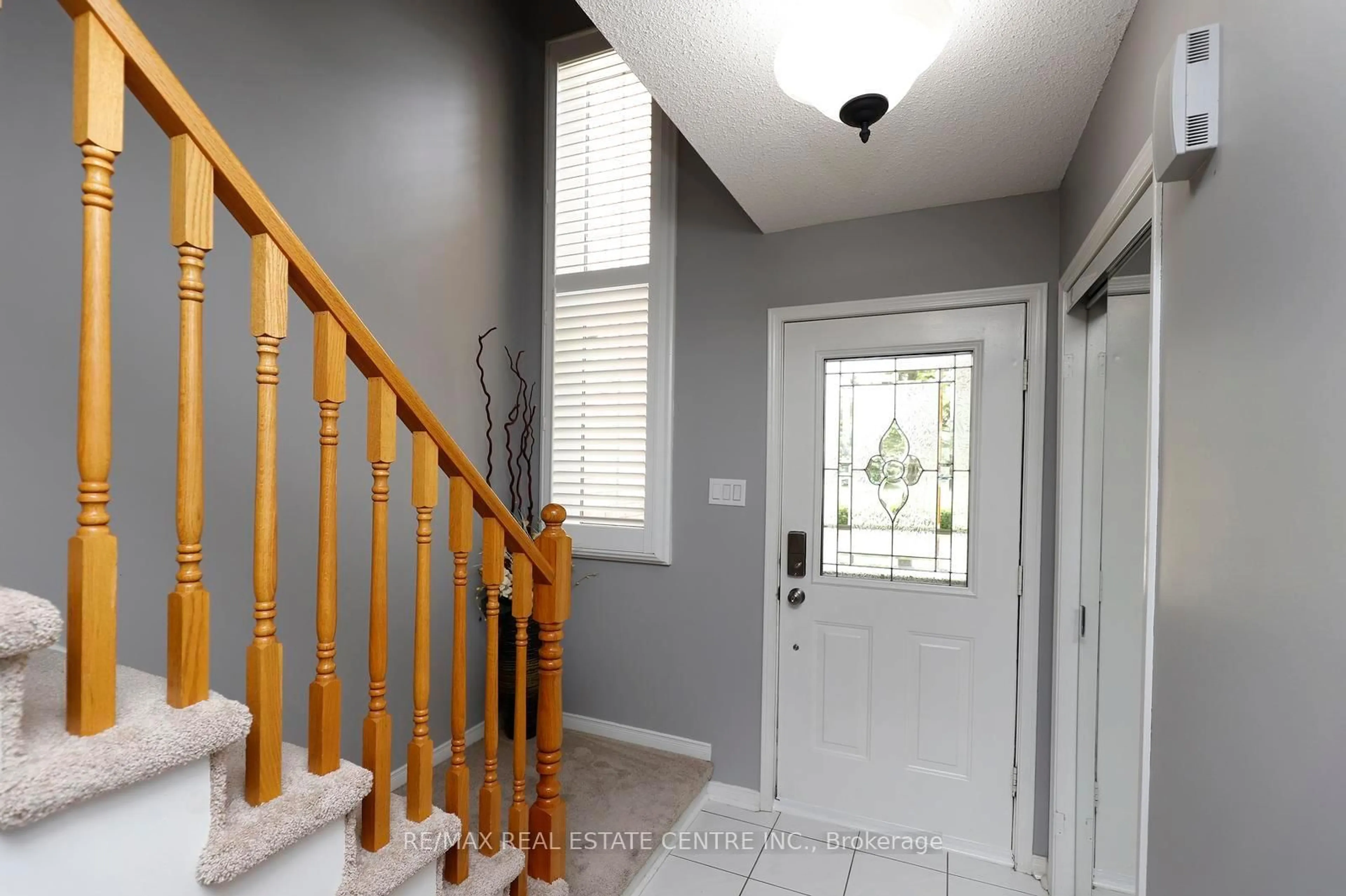 Indoor entryway for 2022 Atkinson Dr #26, Burlington Ontario L7M 4H6