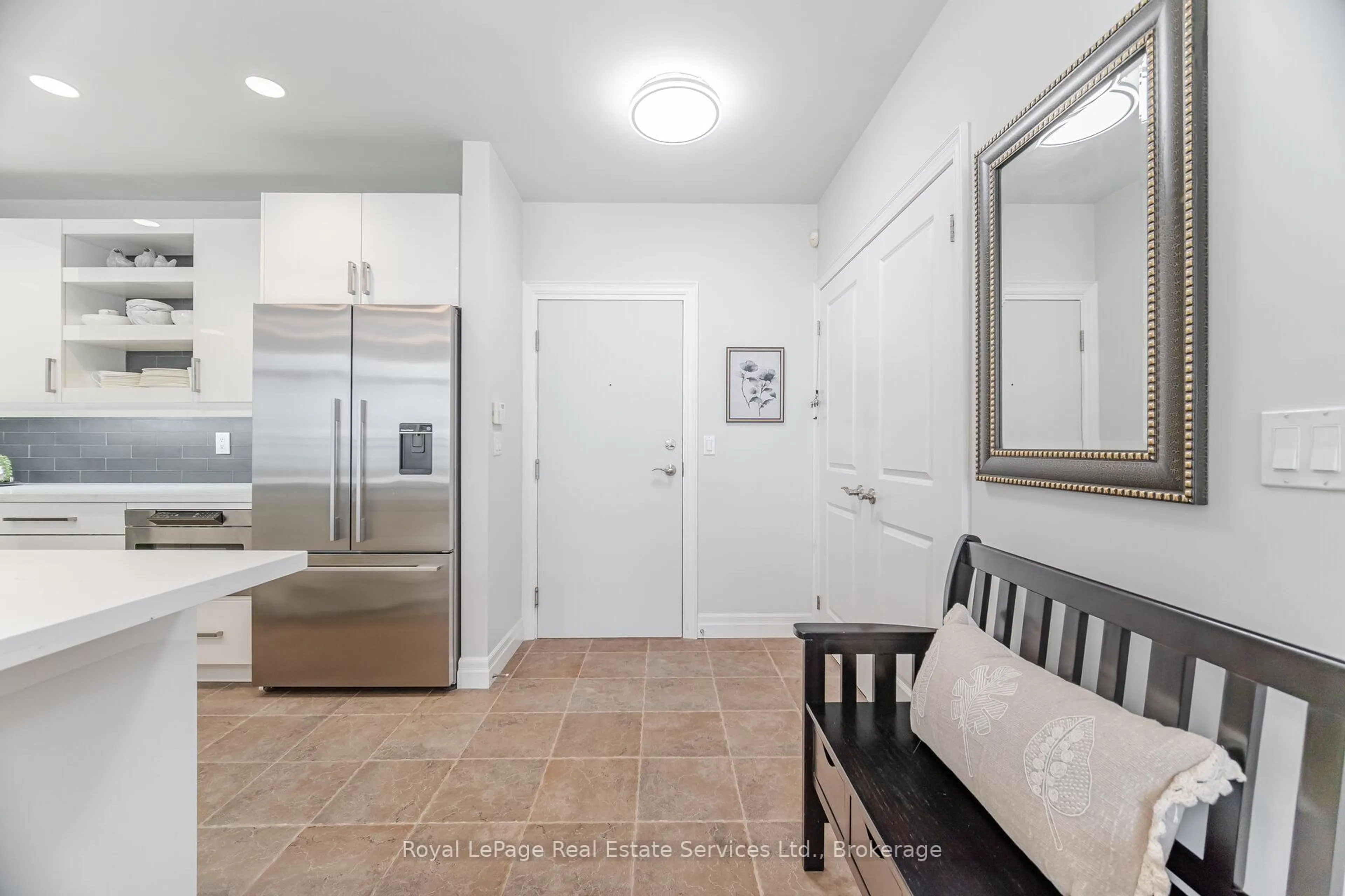 Indoor entryway for 360 Pearl St #303, Burlington Ontario L7R 1E1