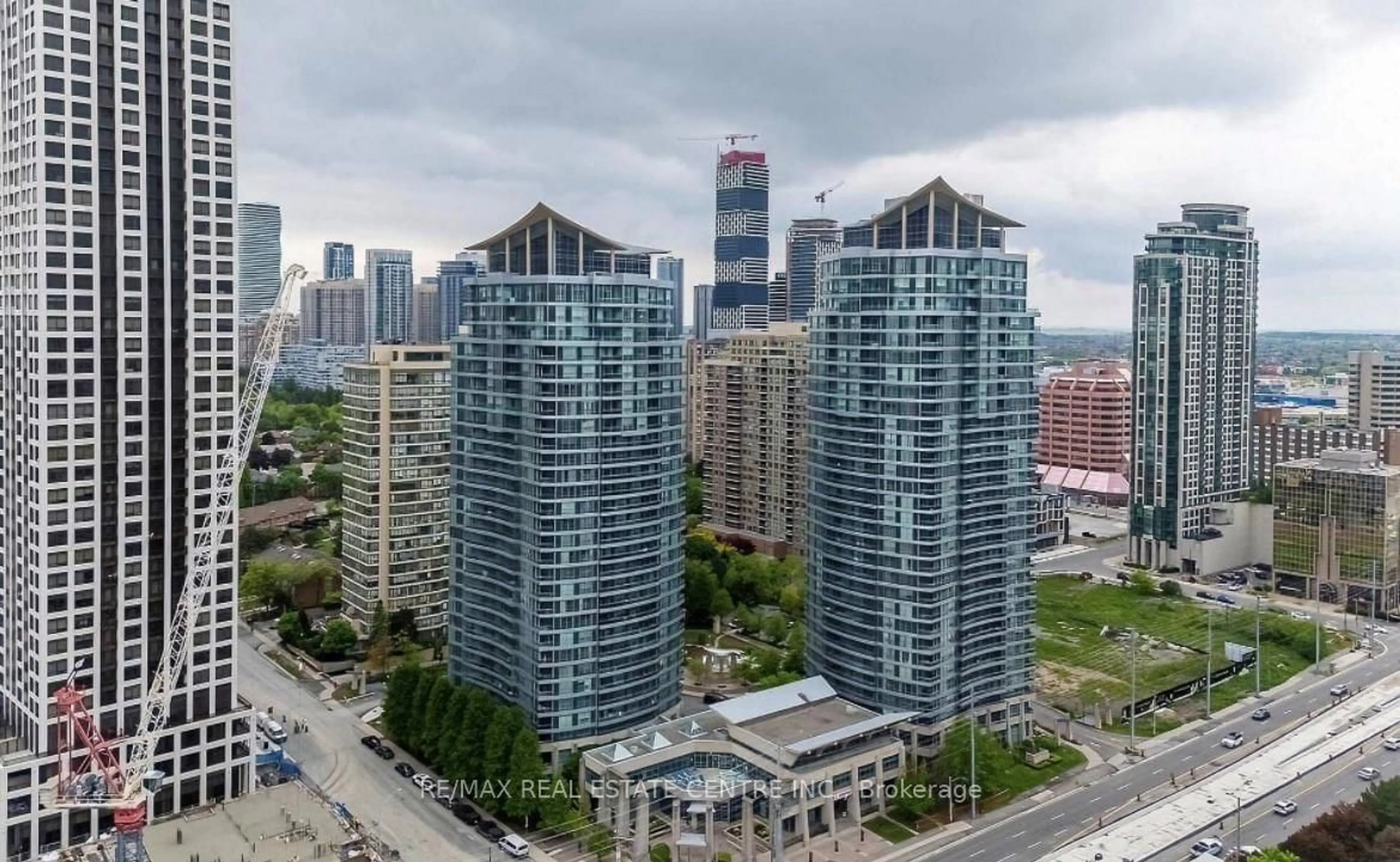 A pic from outside/outdoor area/front of a property/back of a property/a pic from drone, city buildings view from balcony for 33 Elm Dr #1010, Mississauga Ontario L5B 4M2