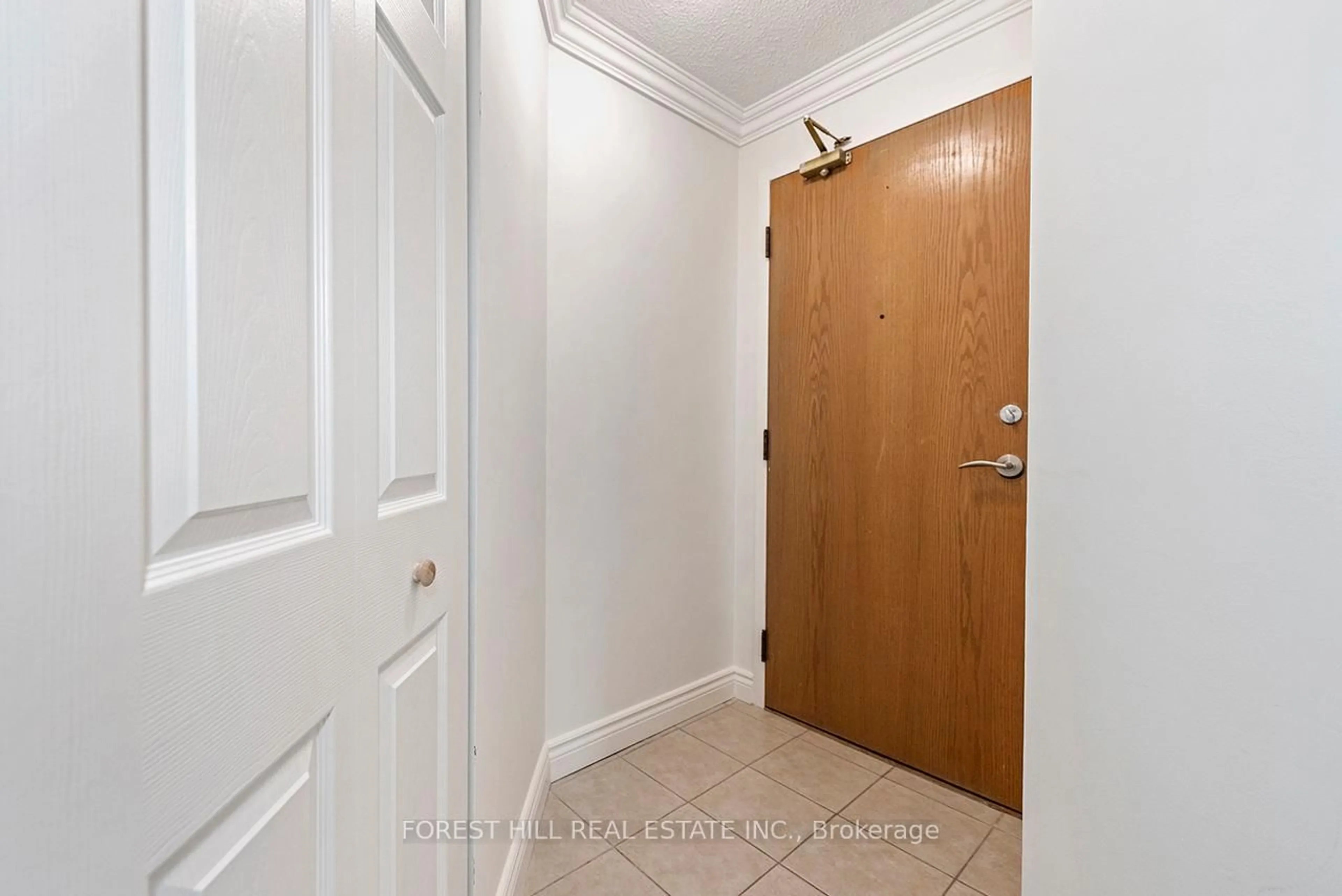 Indoor entryway for 3 Hickory Tree Rd #510, Toronto Ontario M9N 3W5