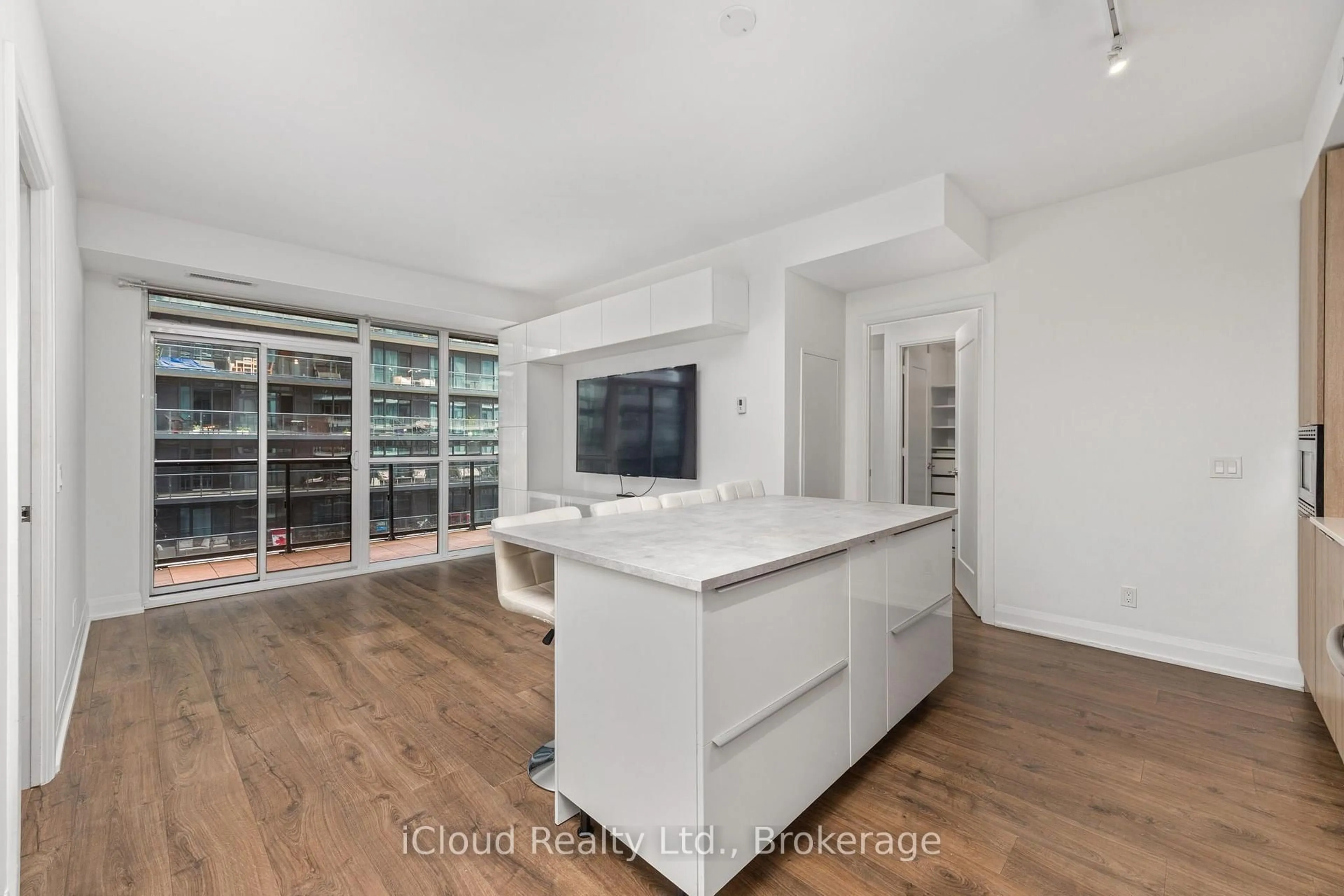 Open concept kitchen, unknown for 110 Marine Parade Dr #810, Toronto Ontario M8V 0A3