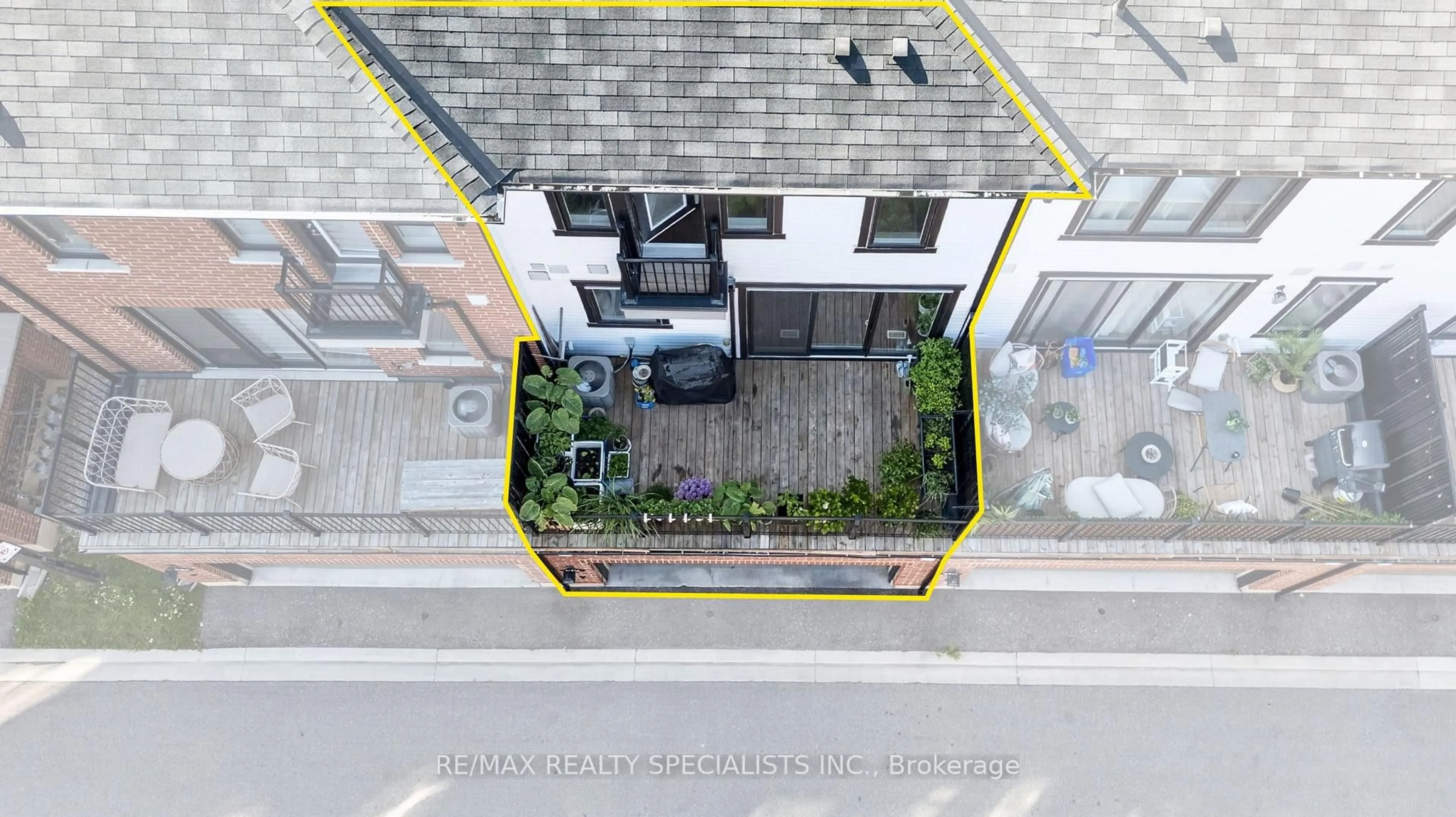 A pic from outside/outdoor area/front of a property/back of a property/a pic from drone, unknown for 975 Whitlock Ave #20, Milton Ontario L9E 1S9