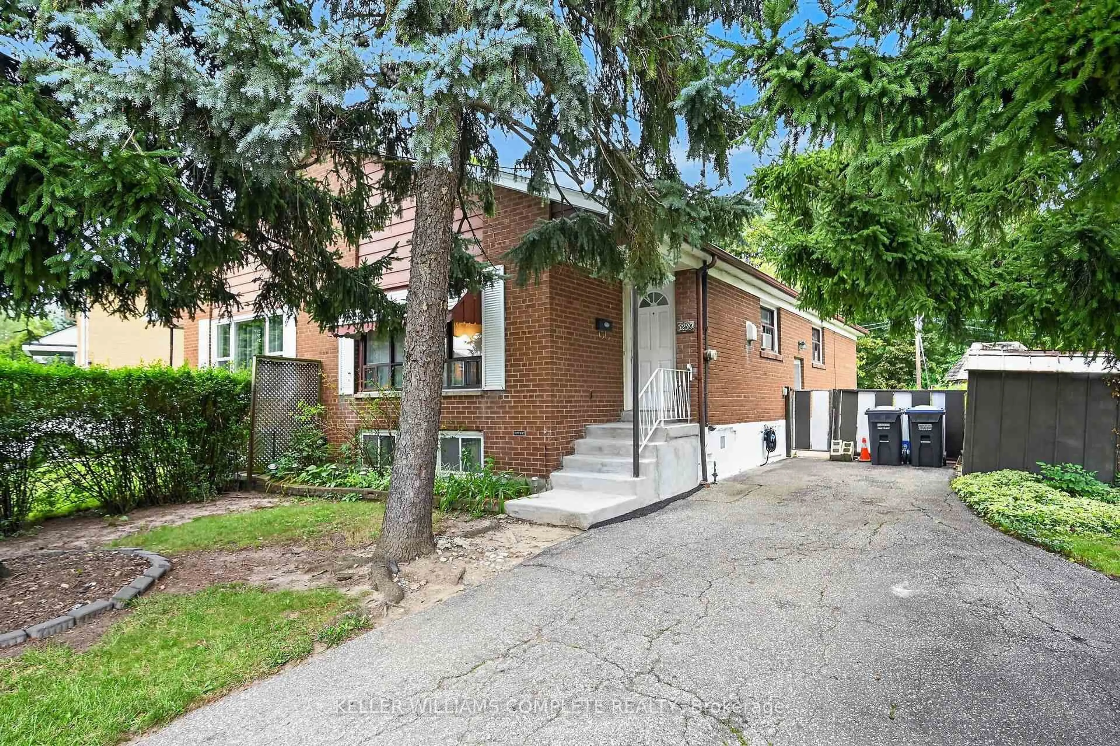 Home with brick exterior material, street for 3239 QUEEN FREDERICA Dr, Mississauga Ontario L4Y 2Z9