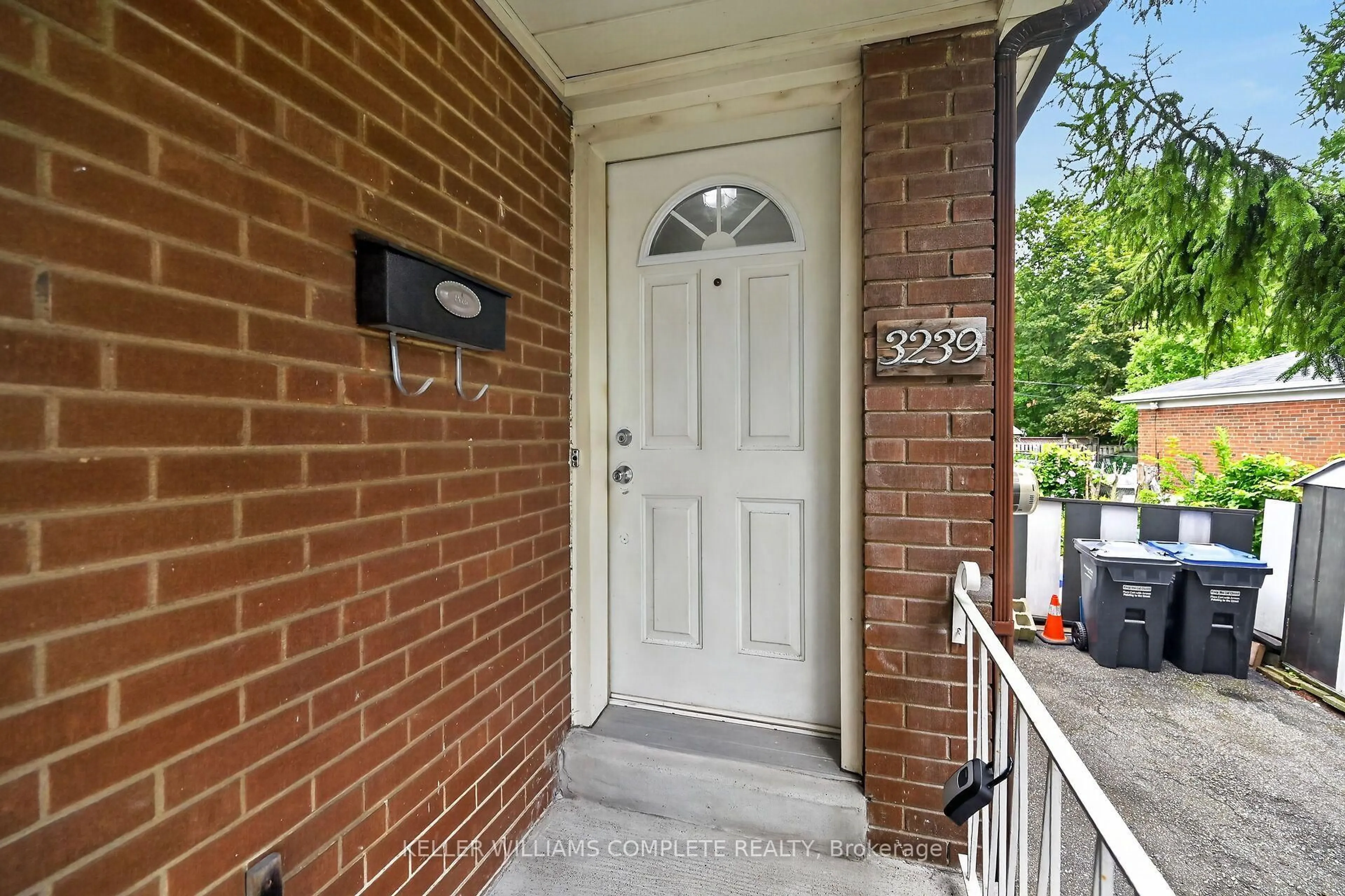 Indoor entryway for 3239 QUEEN FREDERICA Dr, Mississauga Ontario L4Y 2Z9