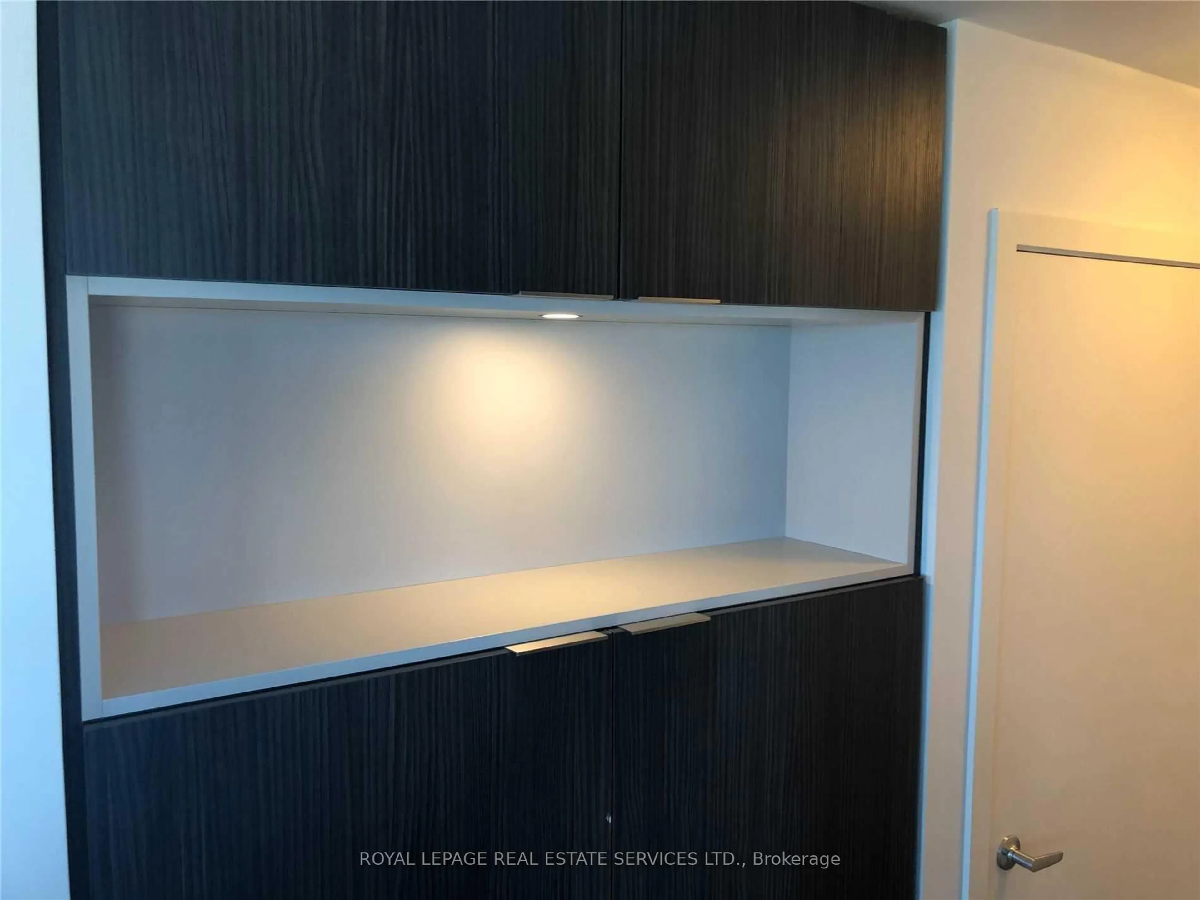 Standard kitchen, wood/laminate floor for 2520 Eglinton Ave #1417, Mississauga Ontario L5M 0Y2