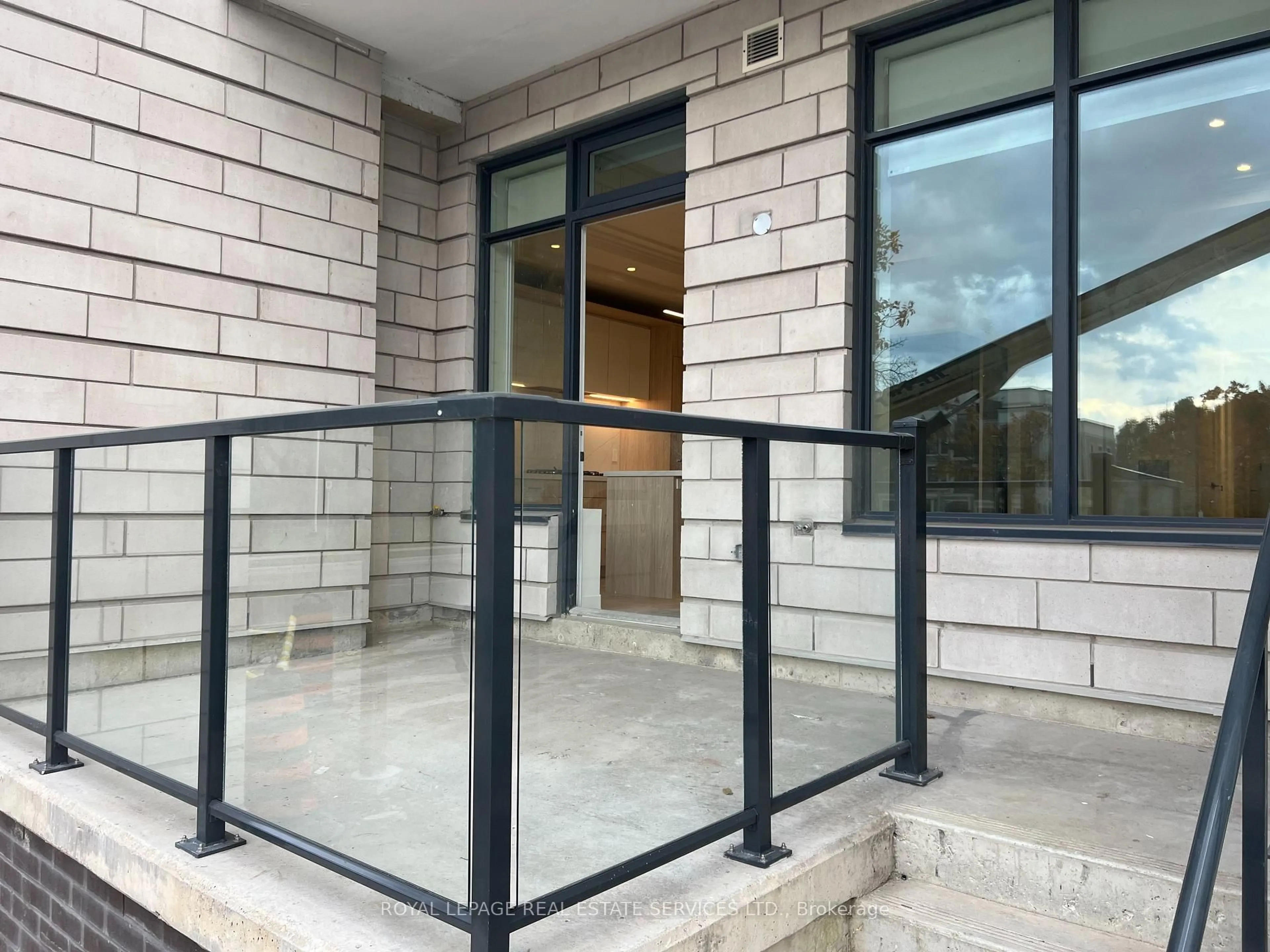 Indoor foyer for 123 Maurice Dr #313, Oakville Ontario L6K 2W6