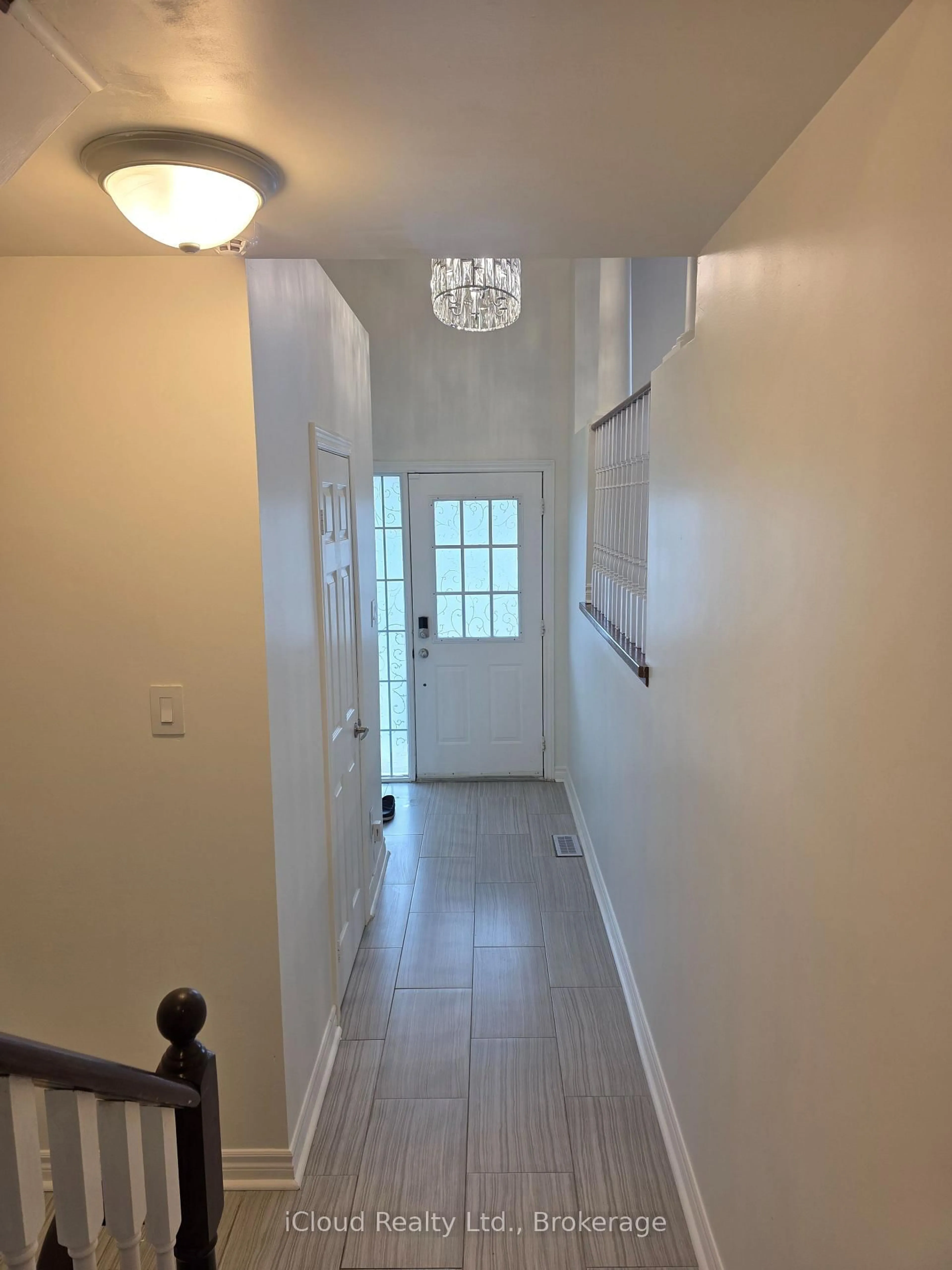 Indoor entryway for 2398 Britannia Rd #68, Mississauga Ontario L5M 6B6