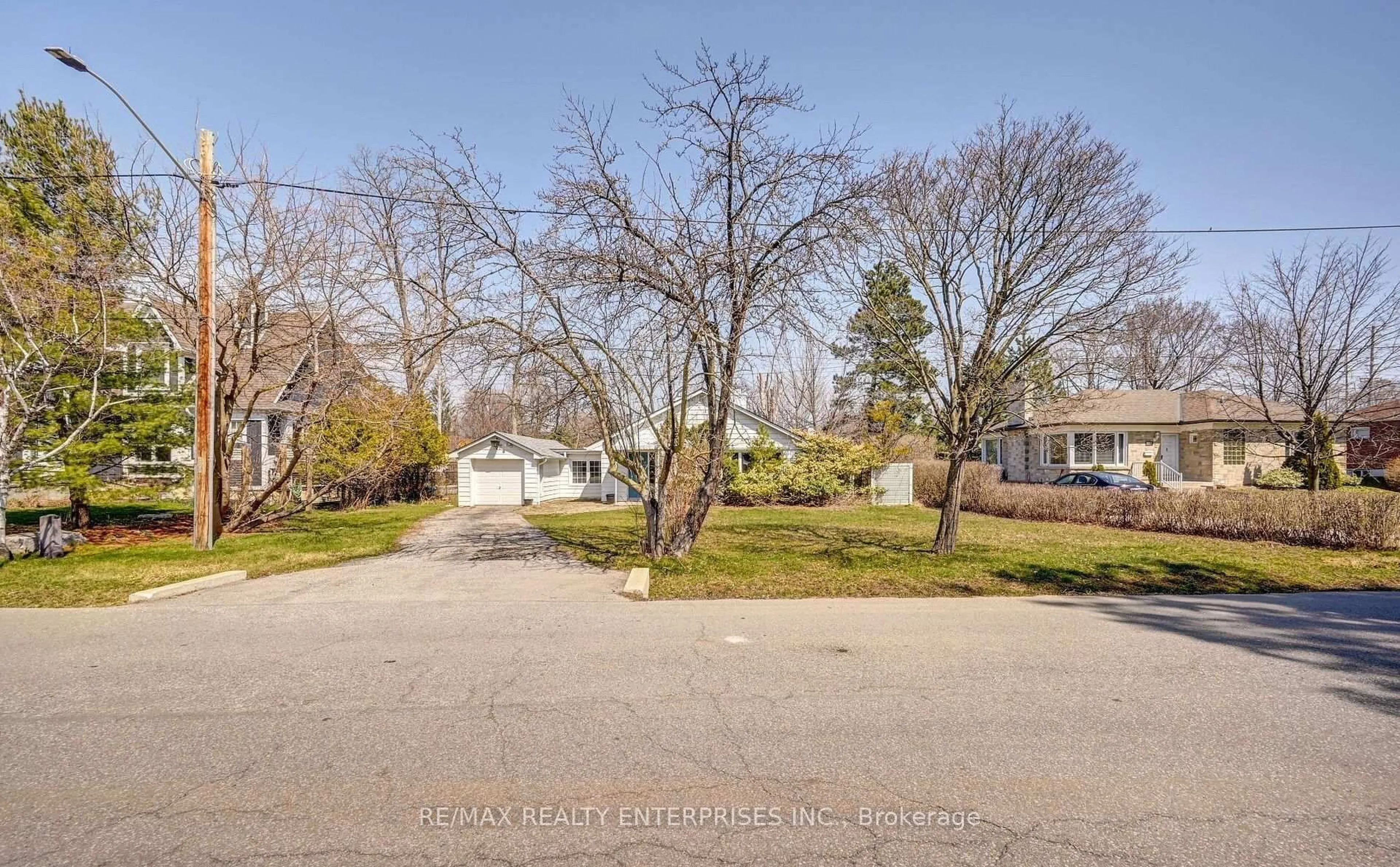 A pic from outside/outdoor area/front of a property/back of a property/a pic from drone, street for 1235 Old River Rd, Mississauga Ontario L5G 3G2