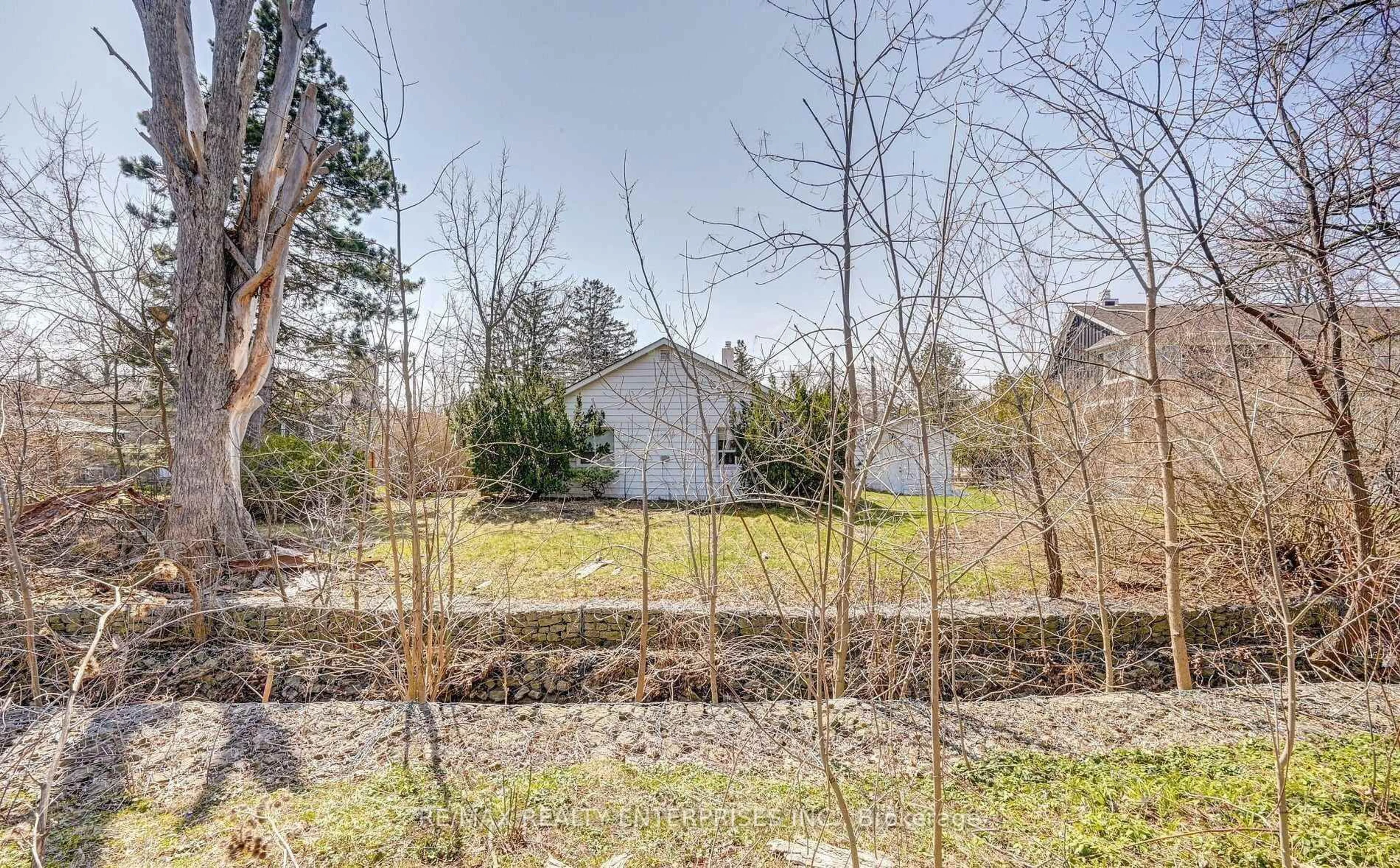 A pic from outside/outdoor area/front of a property/back of a property/a pic from drone, forest/trees view for 1235 Old River Rd, Mississauga Ontario L5G 3G2