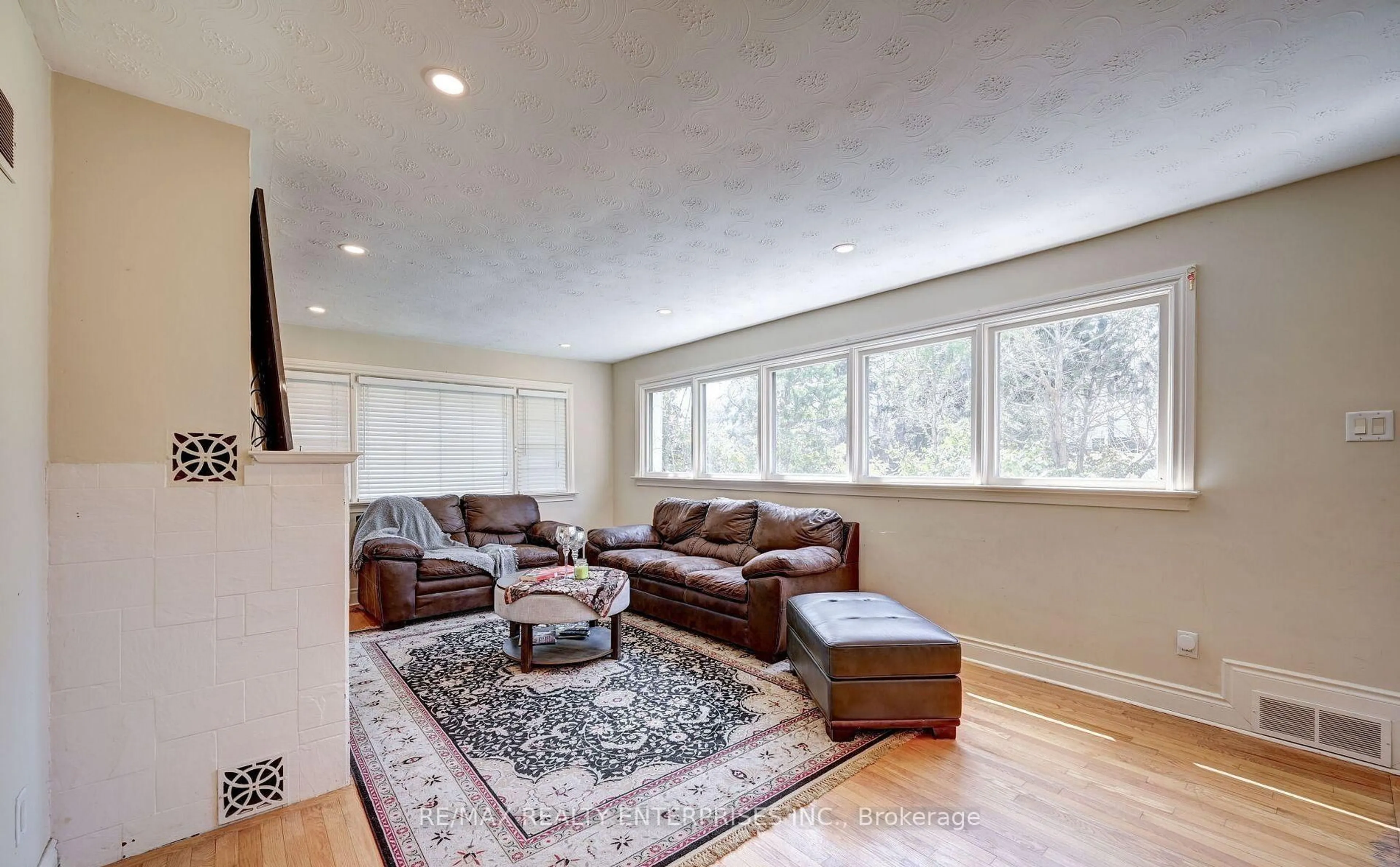 Living room with furniture, unknown for 1235 Old River Rd, Mississauga Ontario L5G 3G2
