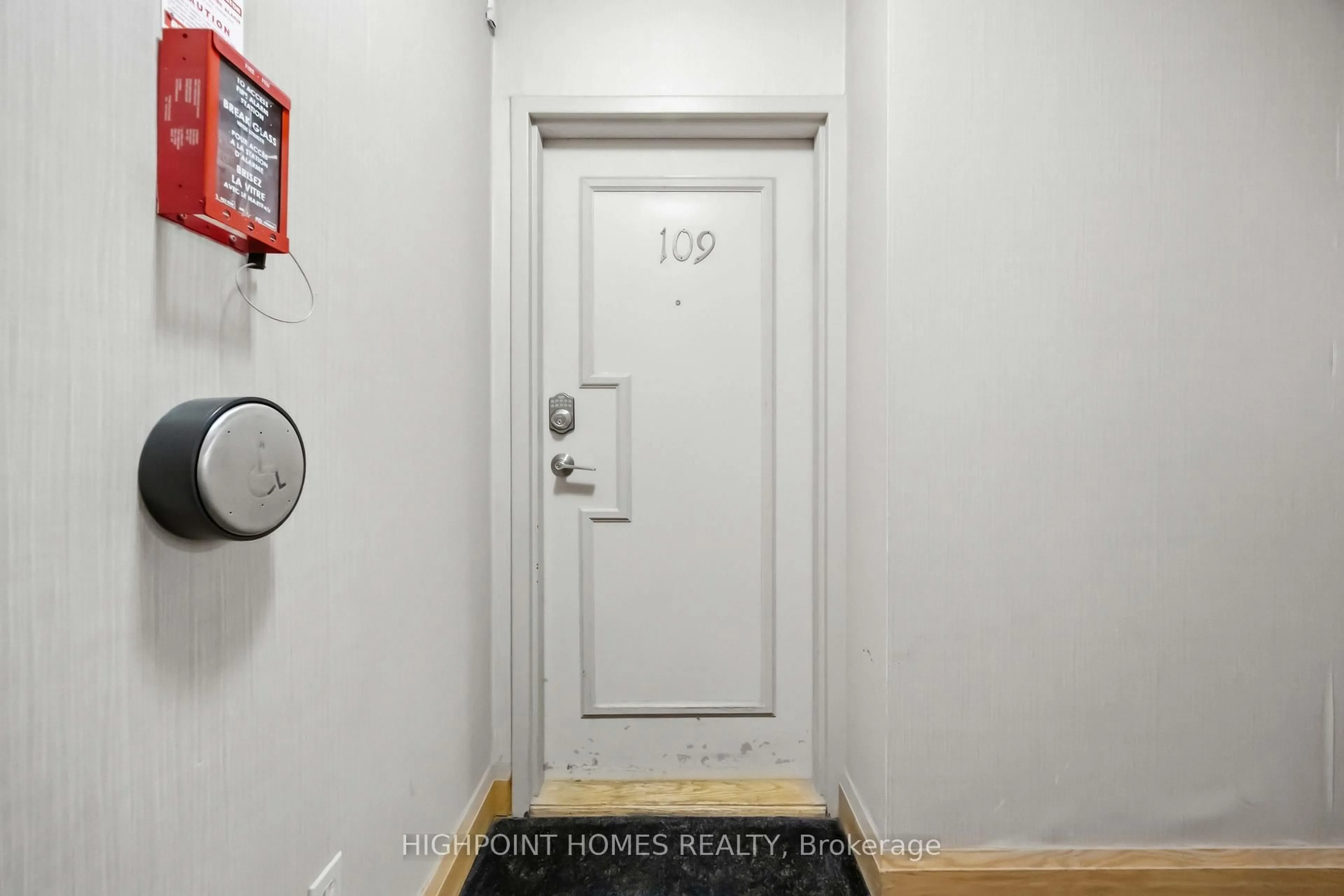 Indoor entryway for 10 Martha Eaton Way #109, Toronto Ontario M6M 5B3