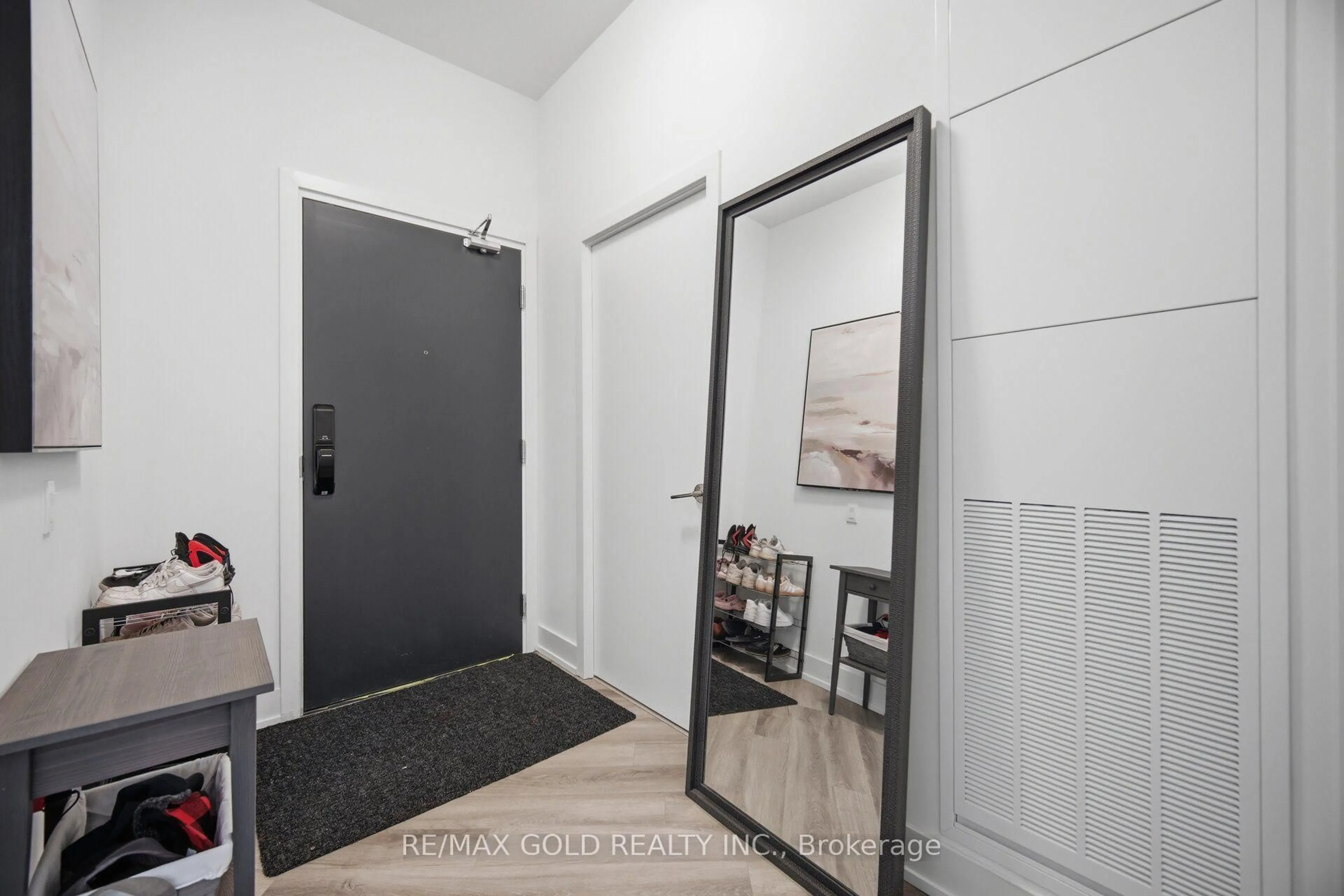 Indoor entryway for 395 Dundas St #243, Oakville Ontario L6M 5R9