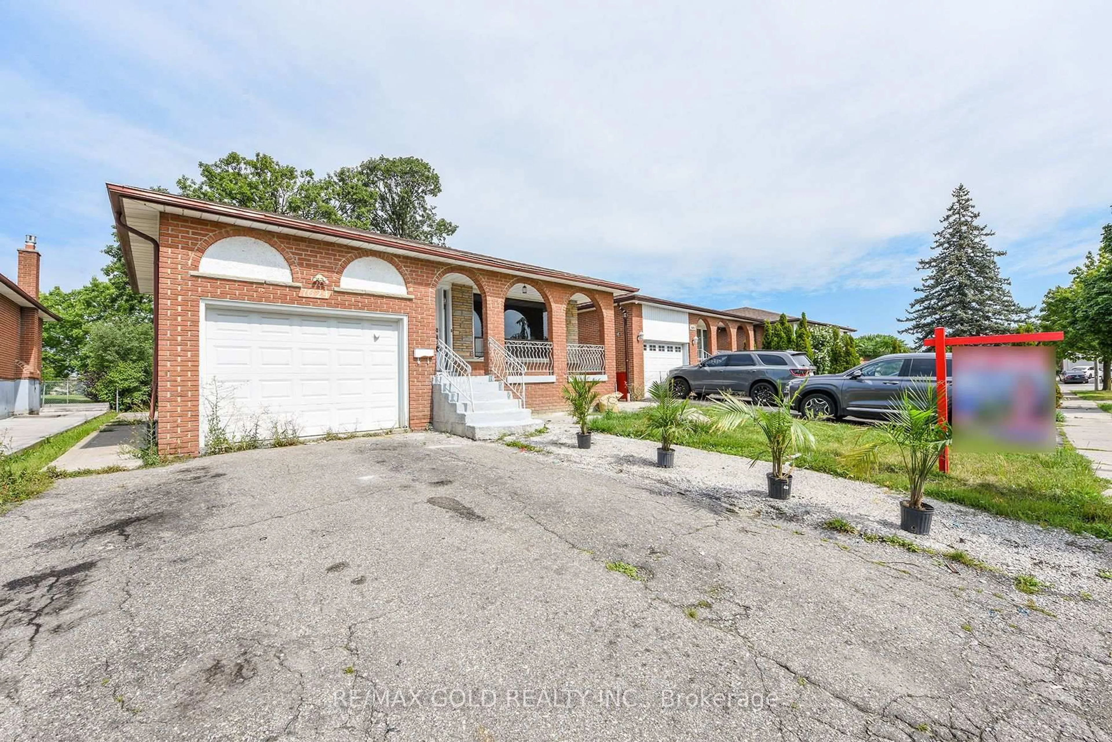 A pic from outside/outdoor area/front of a property/back of a property/a pic from drone, street for 7624 Middleshire Dr, Mississauga Ontario L4T 3S2