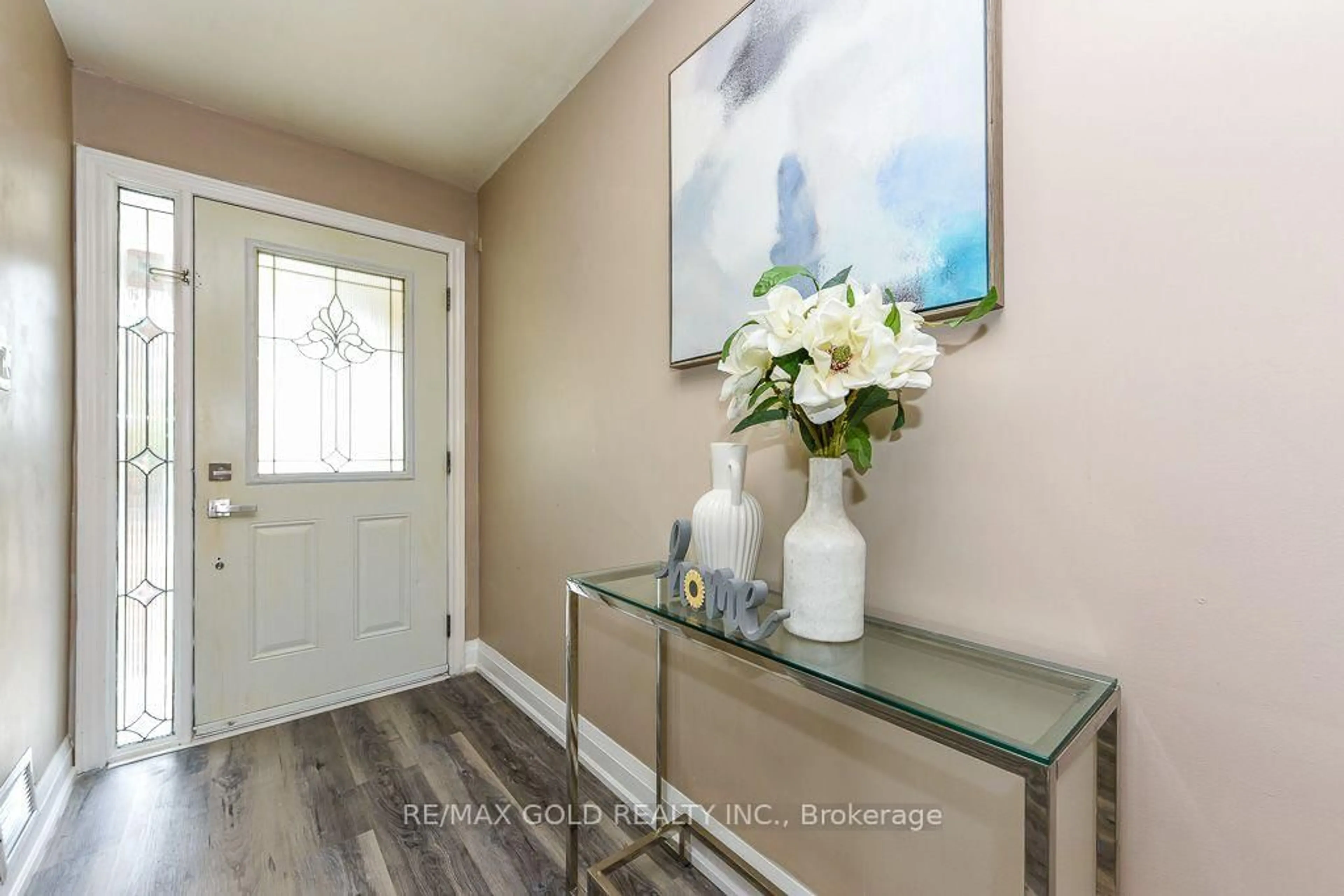 Indoor entryway for 7624 Middleshire Dr, Mississauga Ontario L4T 3S2
