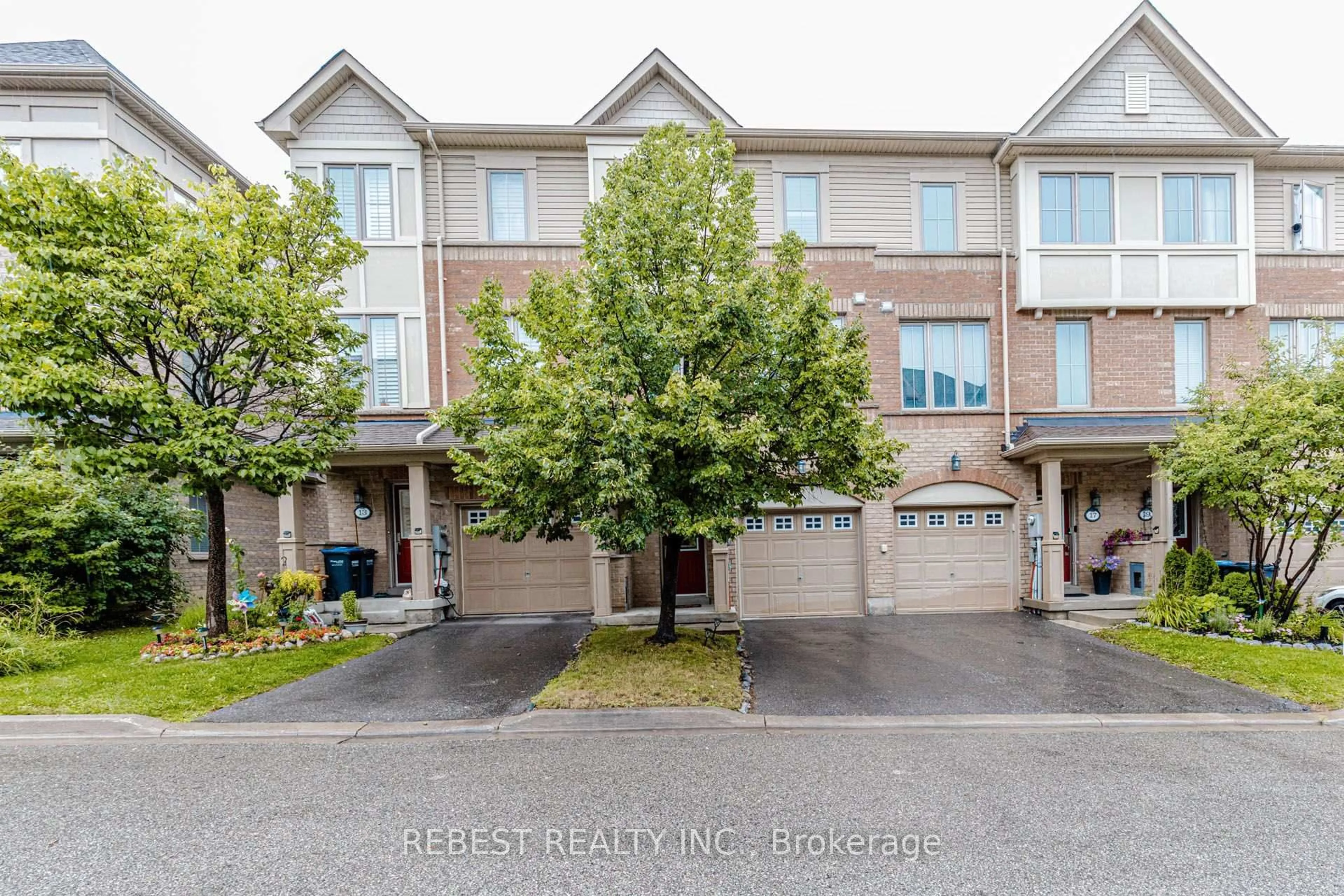 A pic from outside/outdoor area/front of a property/back of a property/a pic from drone, street for 15 Cailiff St, Brampton Ontario L6Y 0P9