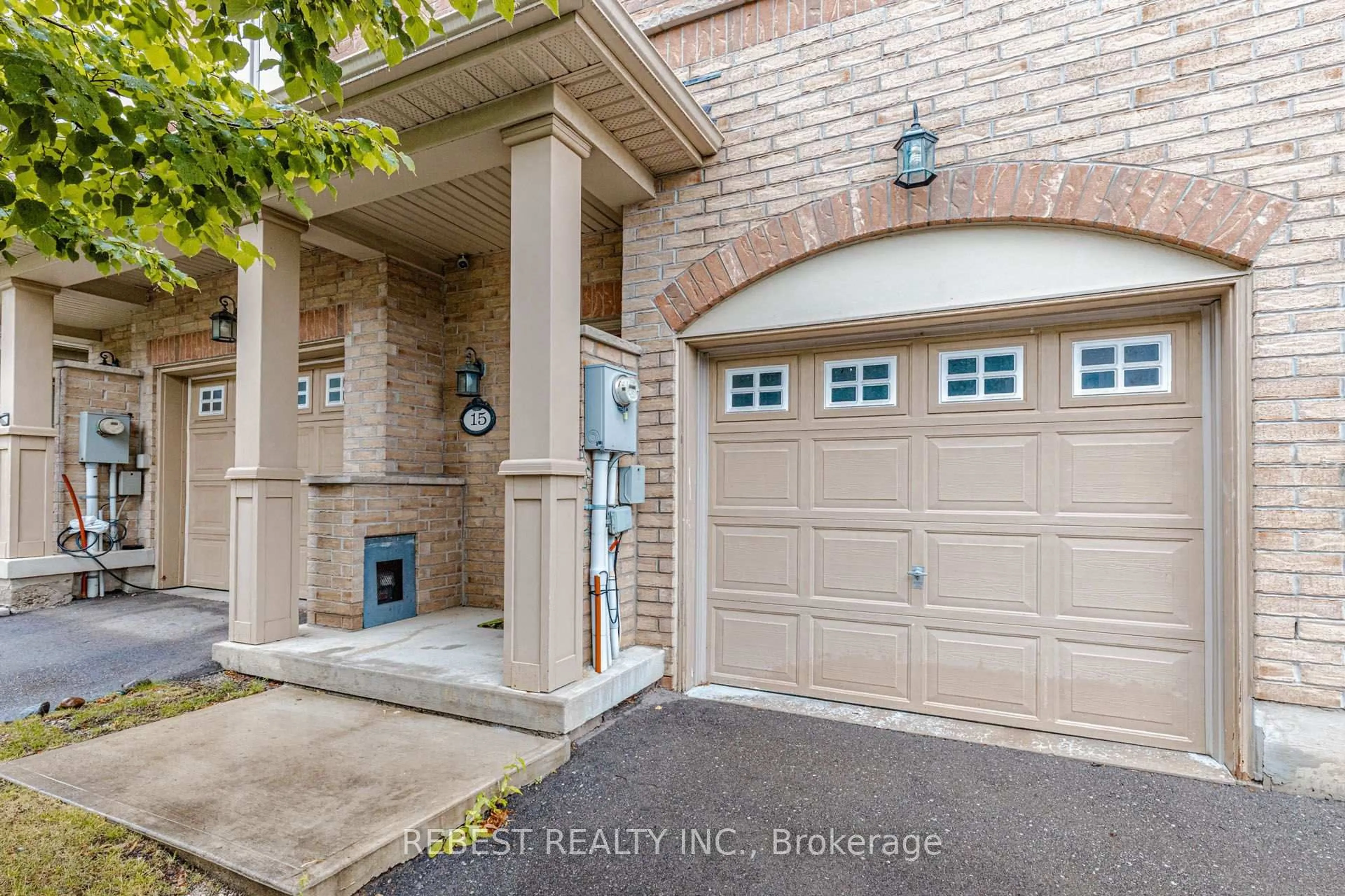 Indoor entryway for 15 Cailiff St, Brampton Ontario L6Y 0P9