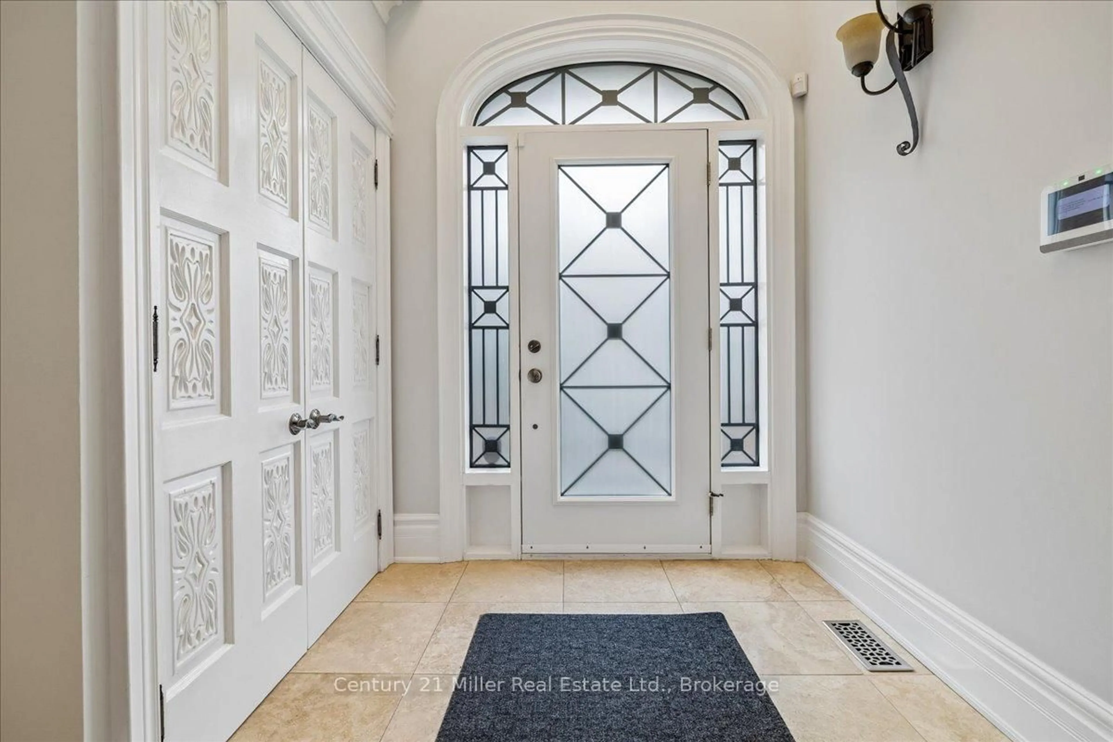 Indoor entryway for 2355 Old Carriage Rd, Mississauga Ontario L5C 1Y6