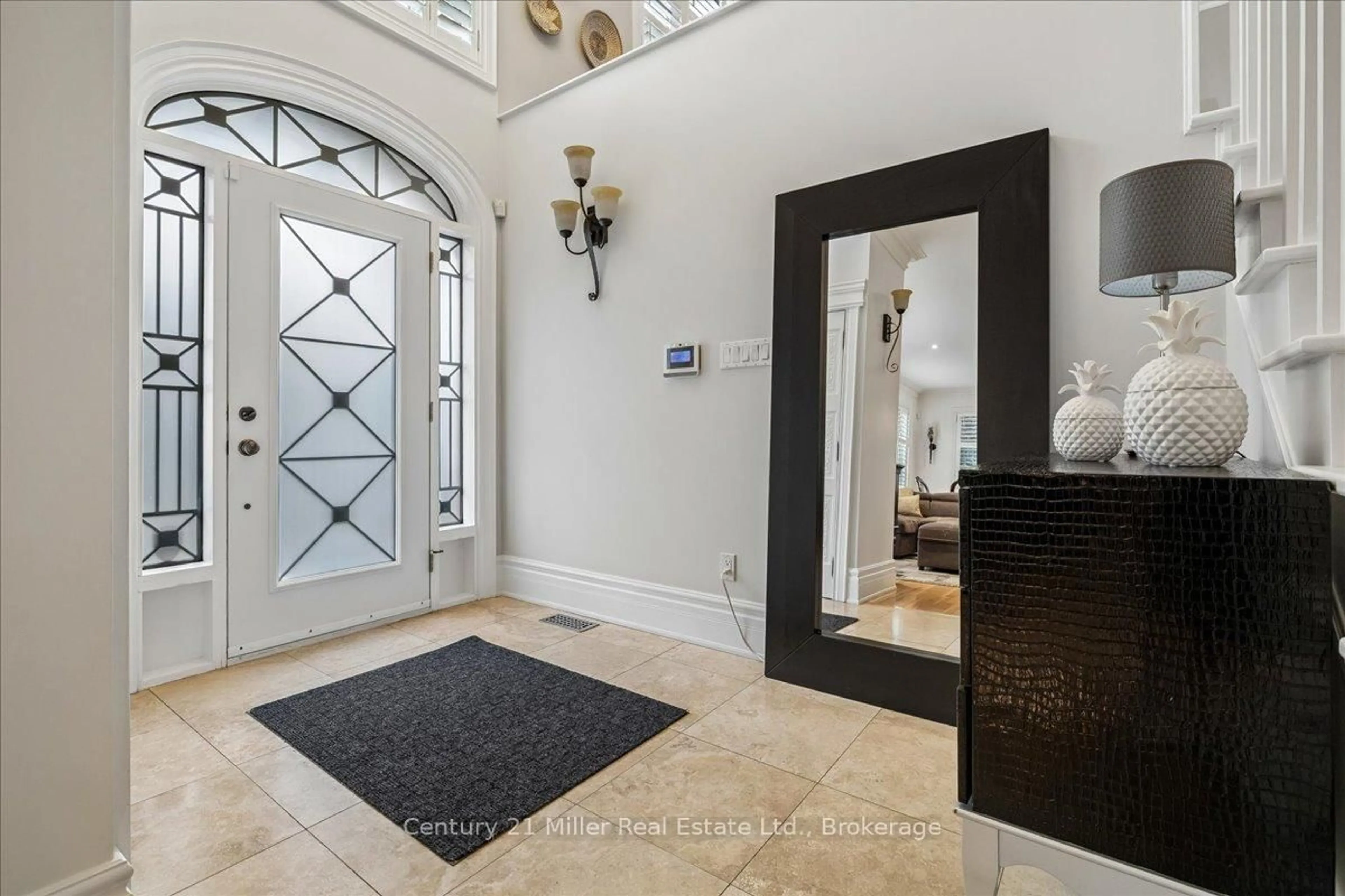 Indoor entryway for 2355 Old Carriage Rd, Mississauga Ontario L5C 1Y6