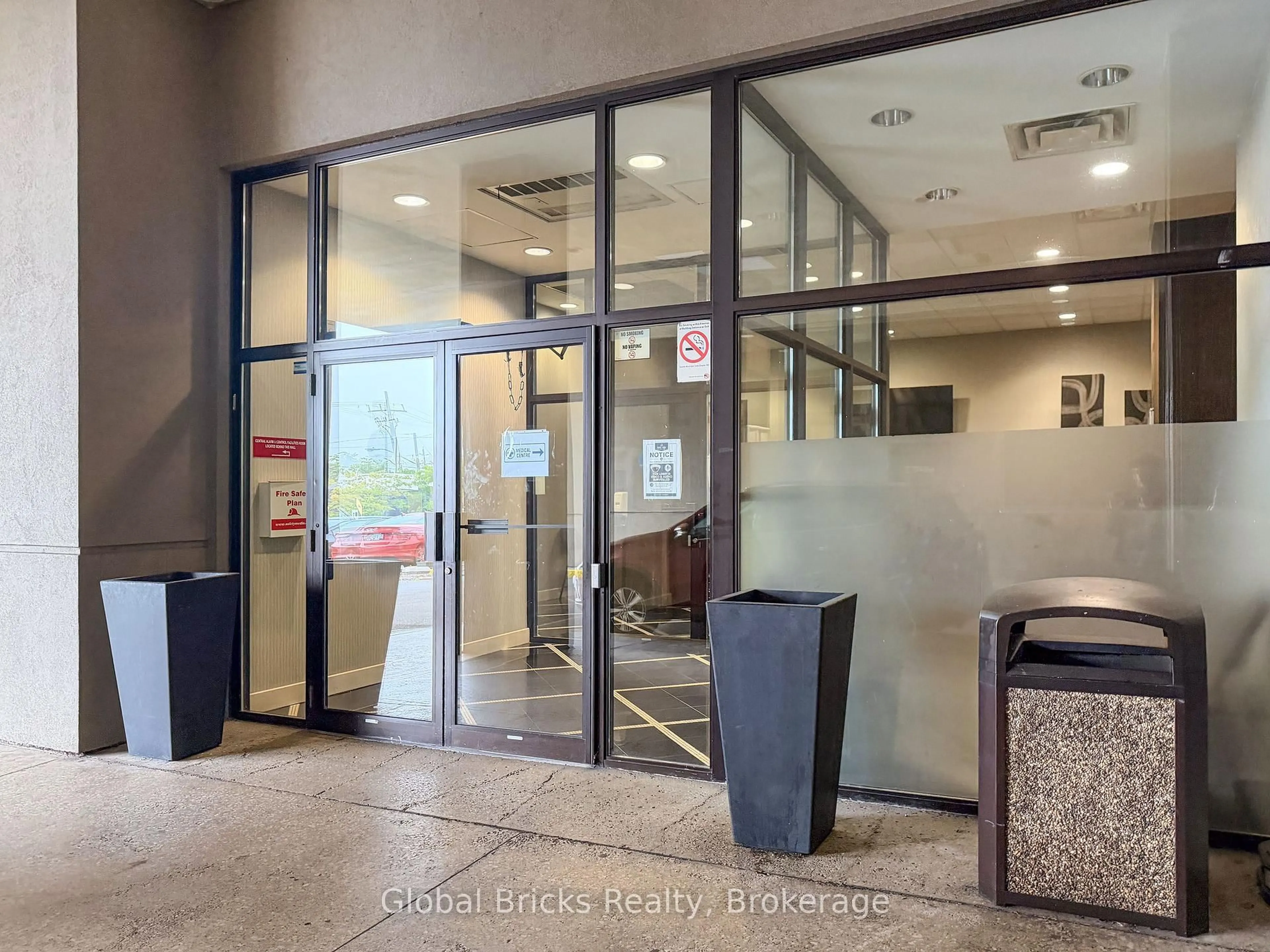 Indoor foyer for 2737 Keele St #901, Toronto Ontario M3M 2E9