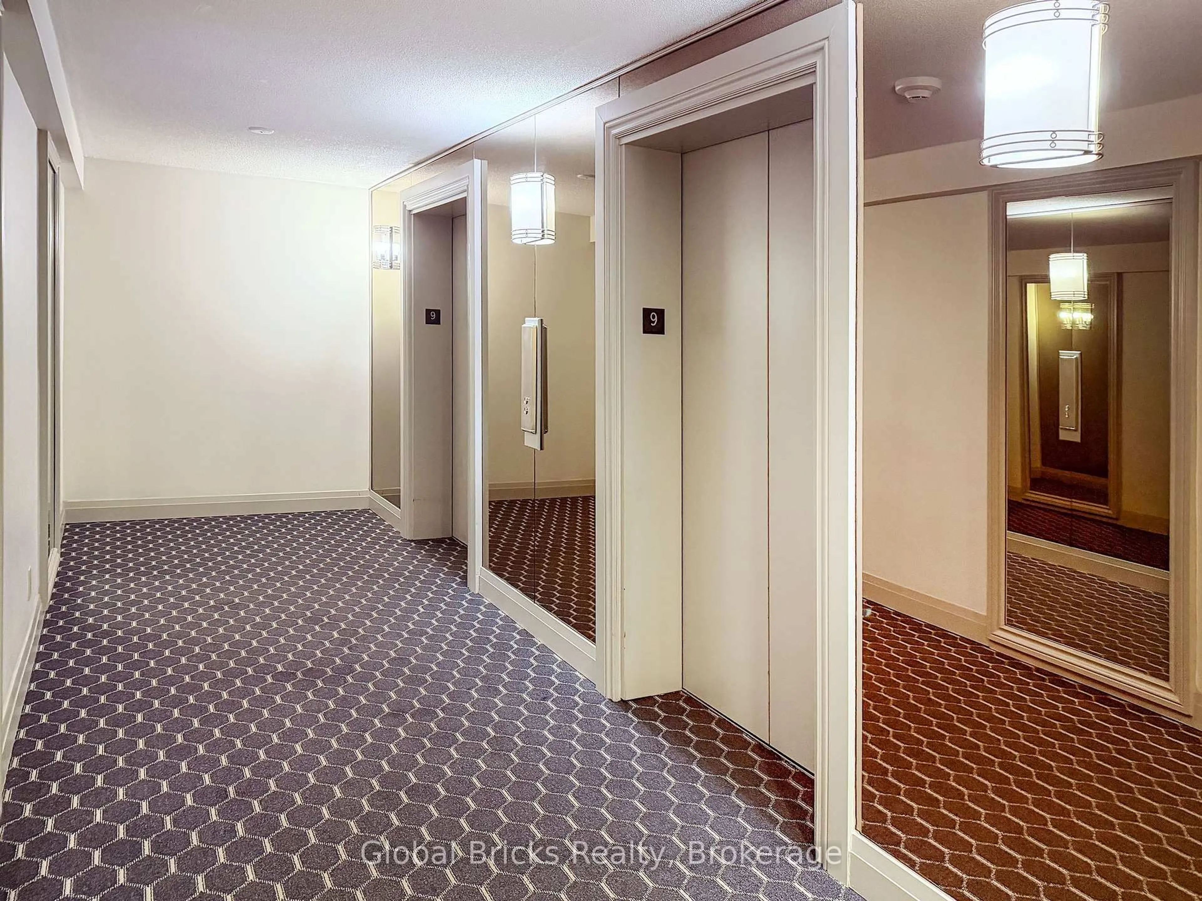 Indoor foyer for 2737 Keele St #901, Toronto Ontario M3M 2E9