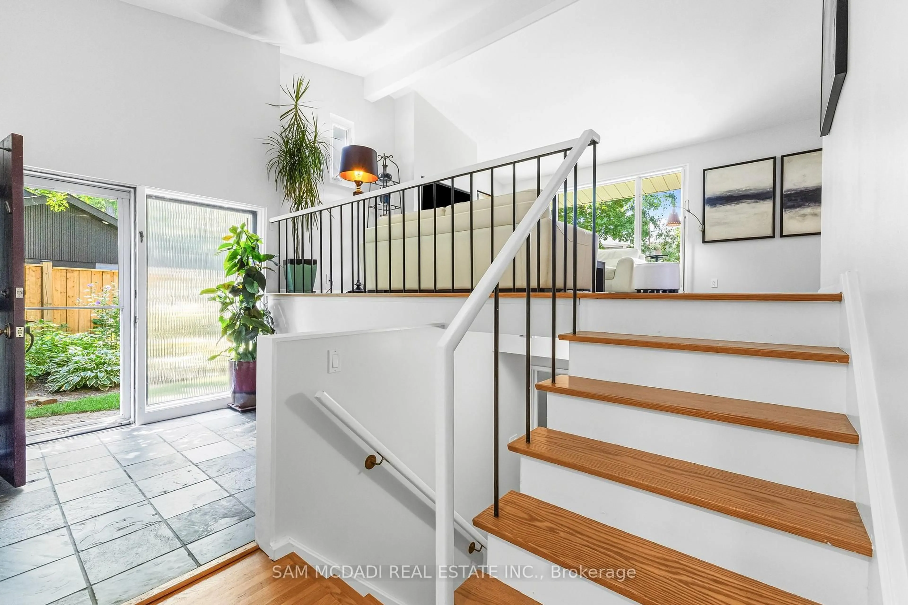 Indoor entryway for 1911 Delaney Dr, Mississauga Ontario L5J 3L2