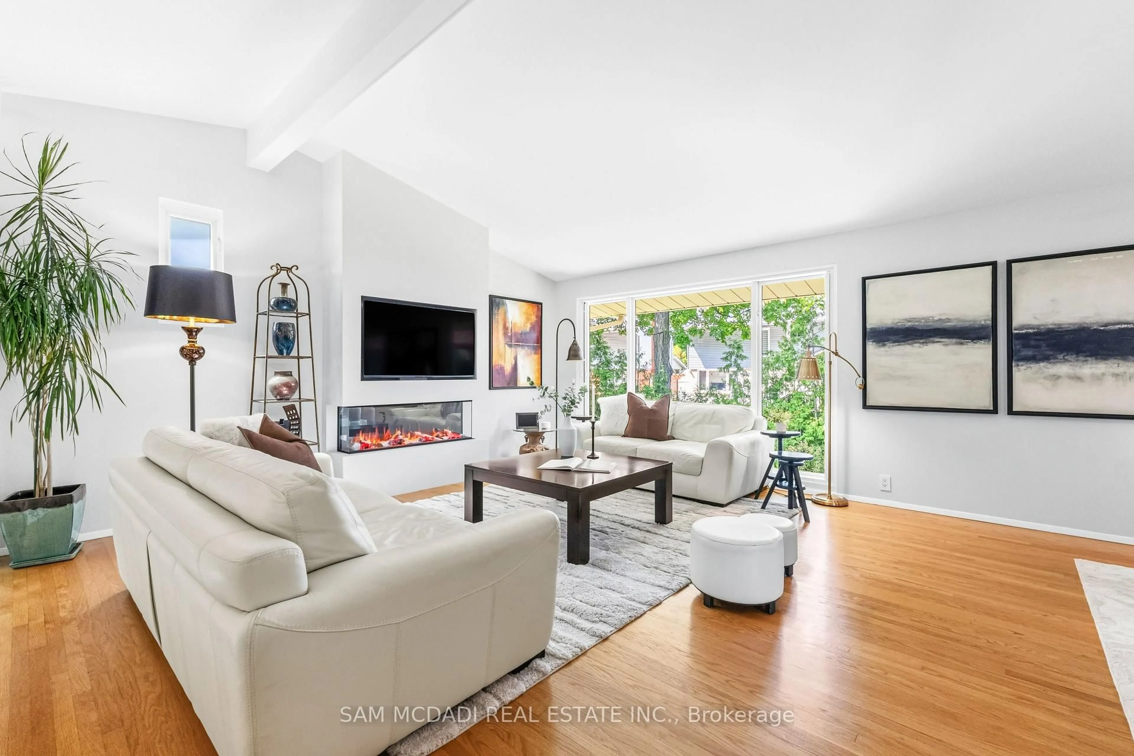 Living room with furniture, unknown for 1911 Delaney Dr, Mississauga Ontario L5J 3L2