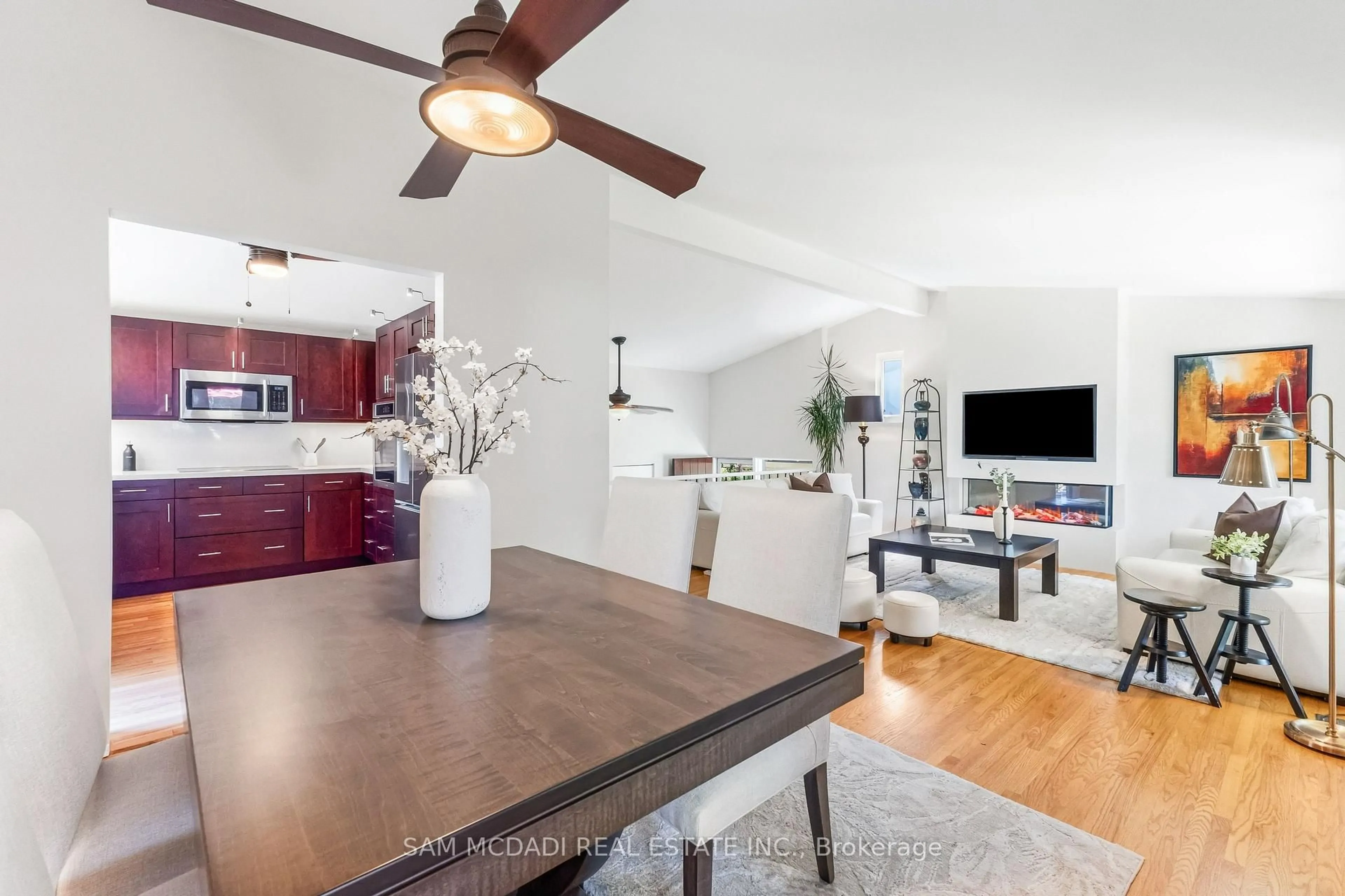 Open concept kitchen, wood/laminate floor for 1911 Delaney Dr, Mississauga Ontario L5J 3L2