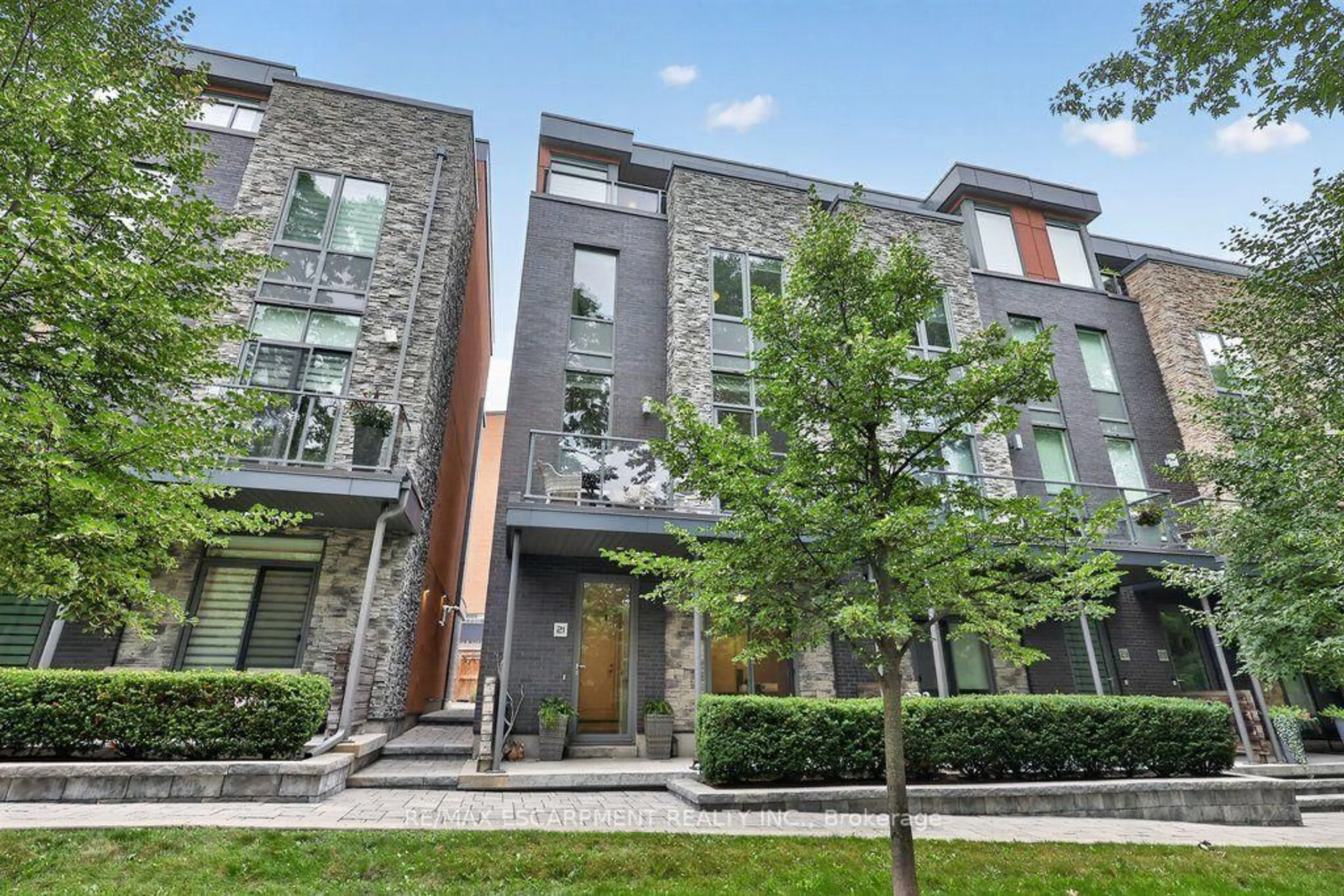 Home with brick exterior material, unknown for 21 Godfreys Lane, Mississauga Ontario L5H 2T1