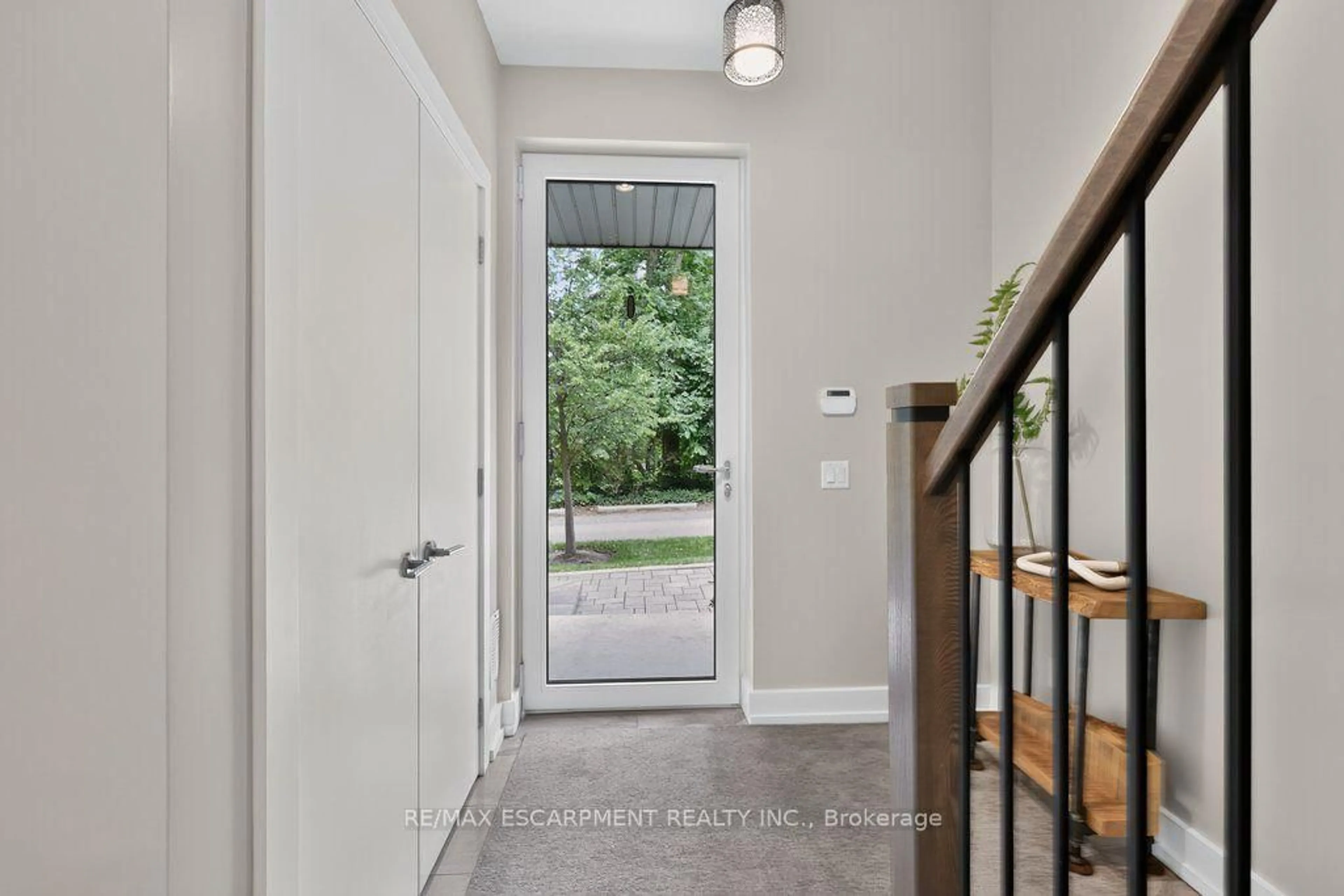 Indoor entryway for 21 Godfreys Lane, Mississauga Ontario L5H 2T1