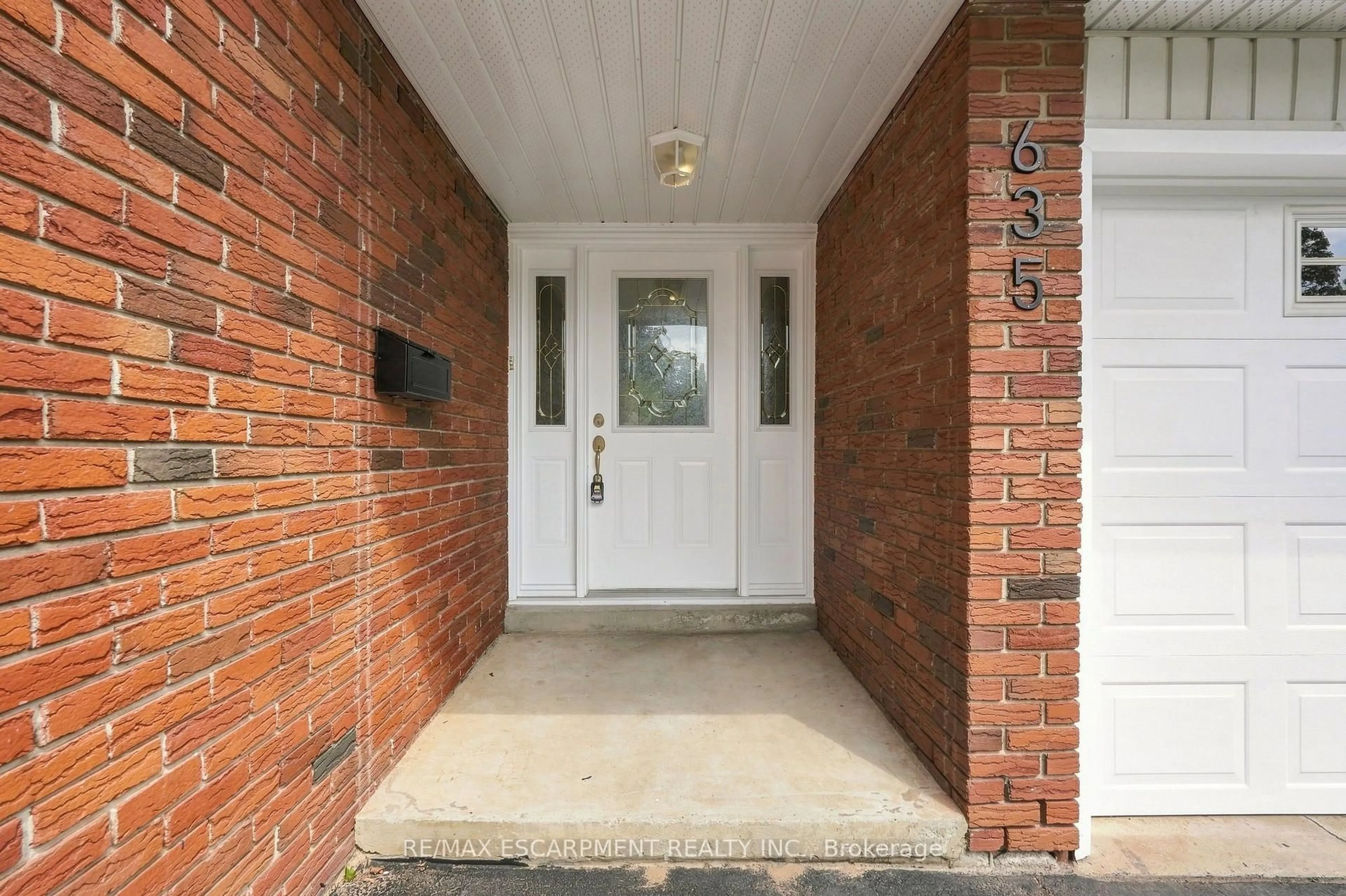 Indoor entryway for 635 Ramsgate Rd, Burlington Ontario L7N 2X9