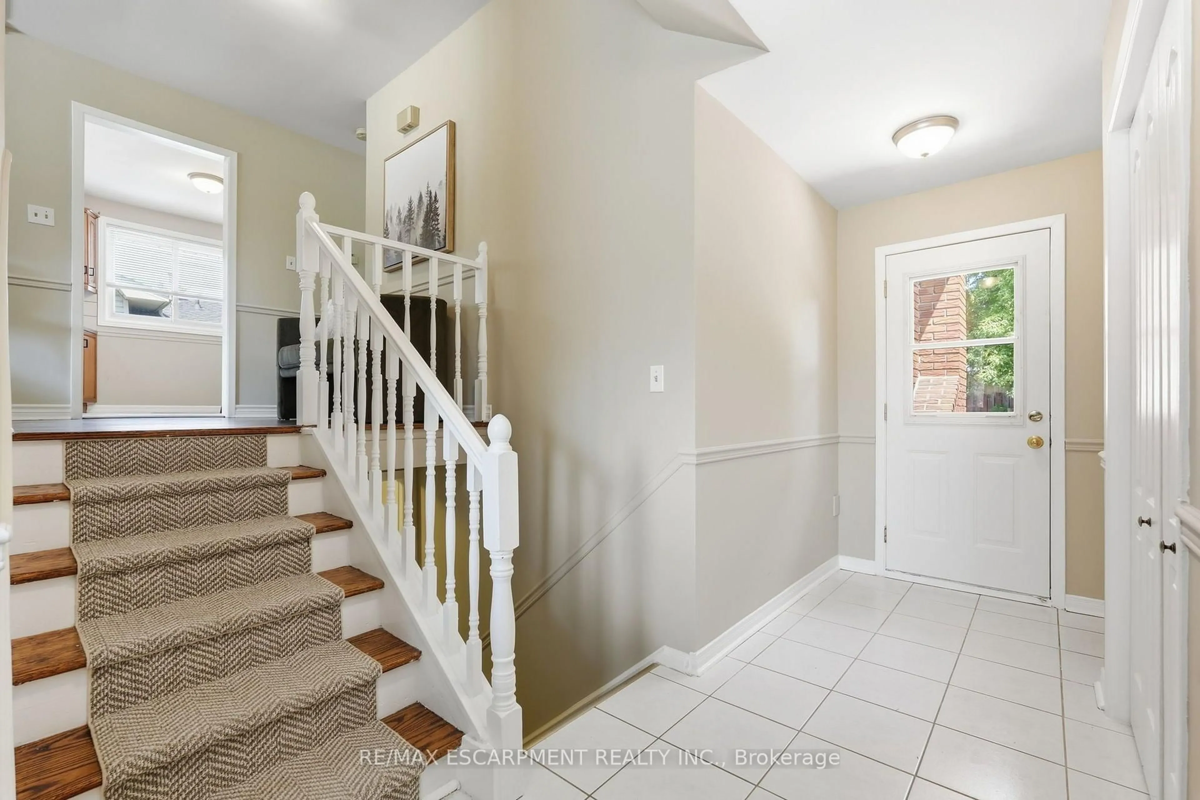 Indoor entryway for 635 Ramsgate Rd, Burlington Ontario L7N 2X9