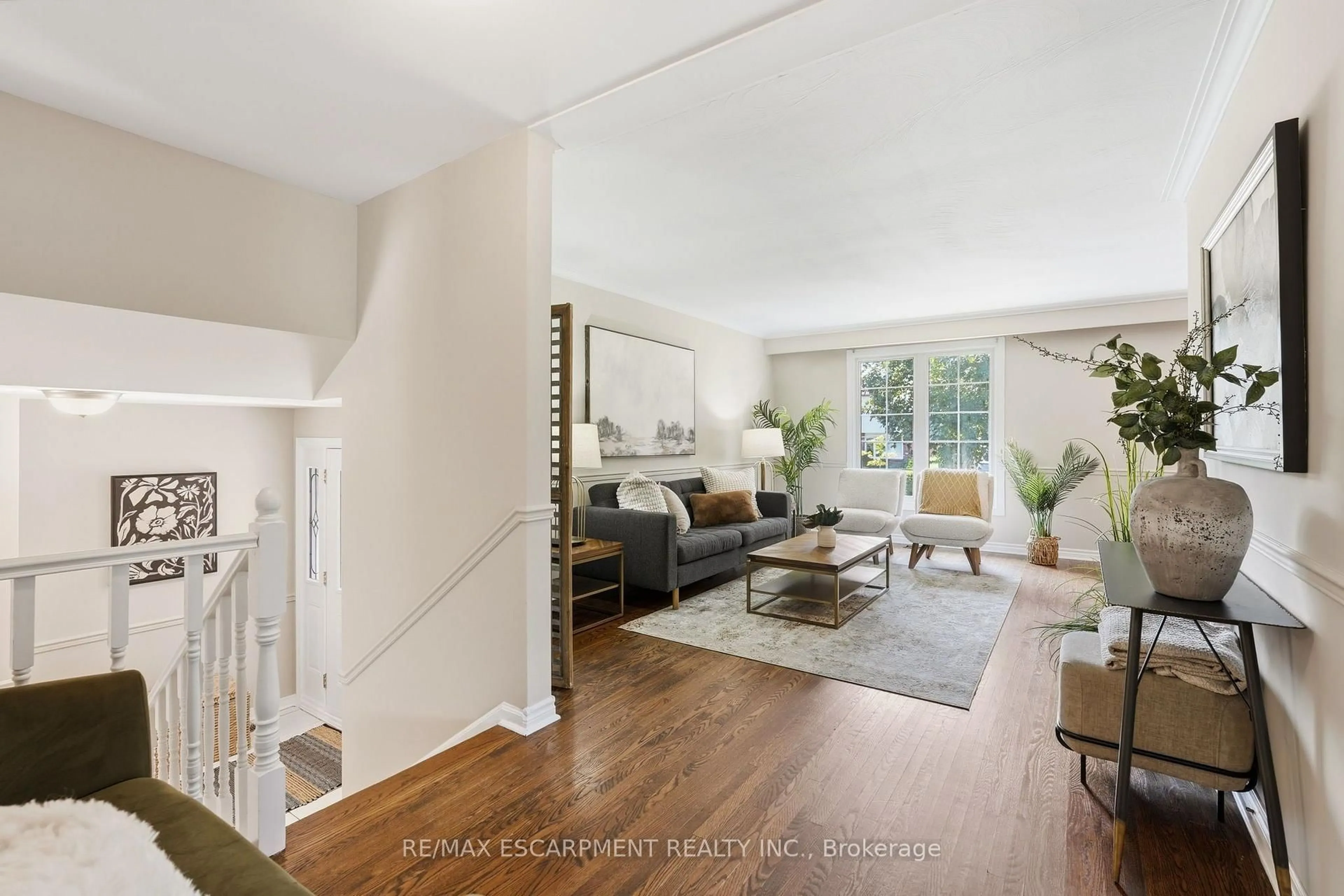 Living room with furniture, unknown for 635 Ramsgate Rd, Burlington Ontario L7N 2X9