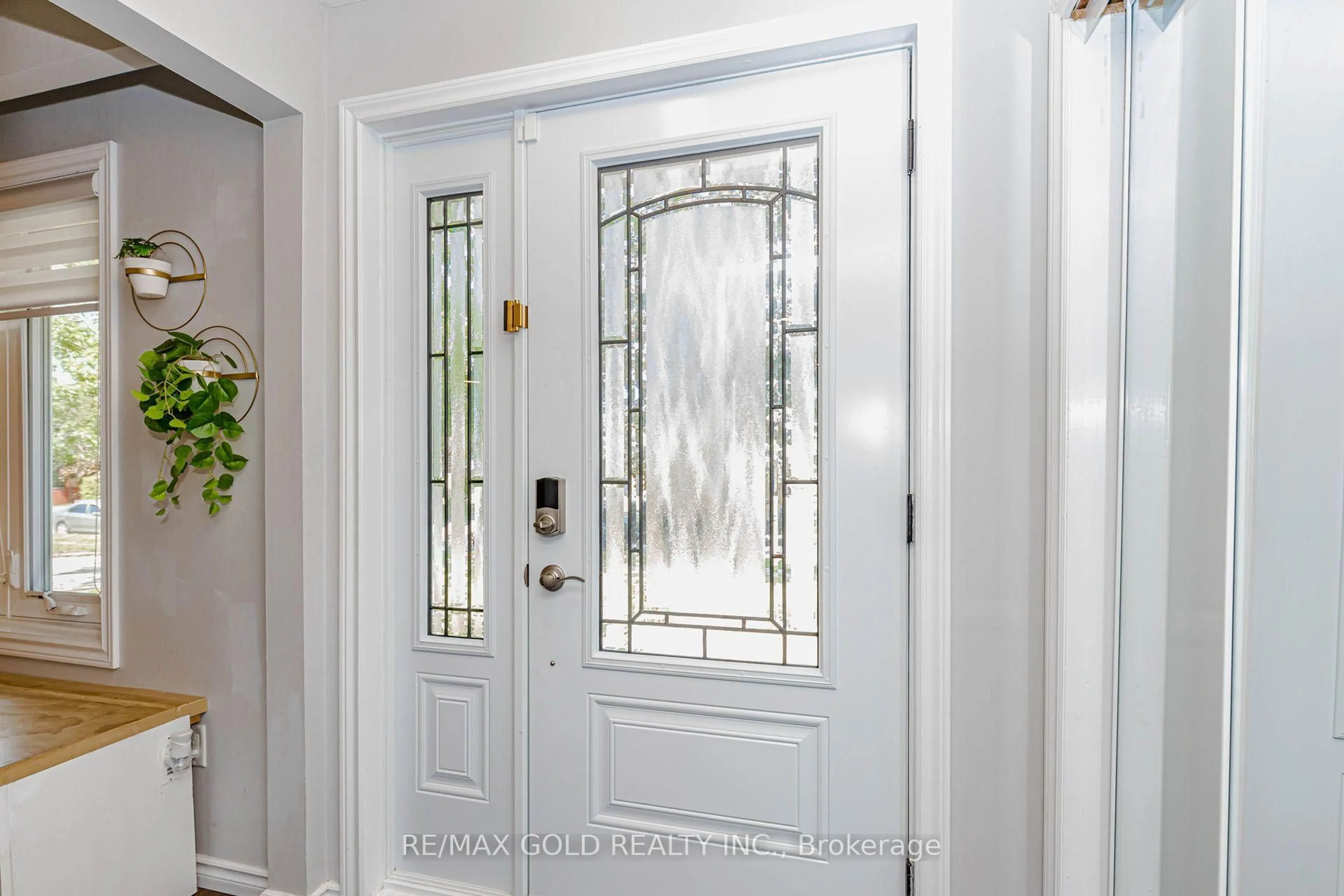 Indoor entryway for 45 Grange Dr, Brampton Ontario L6X 2H1