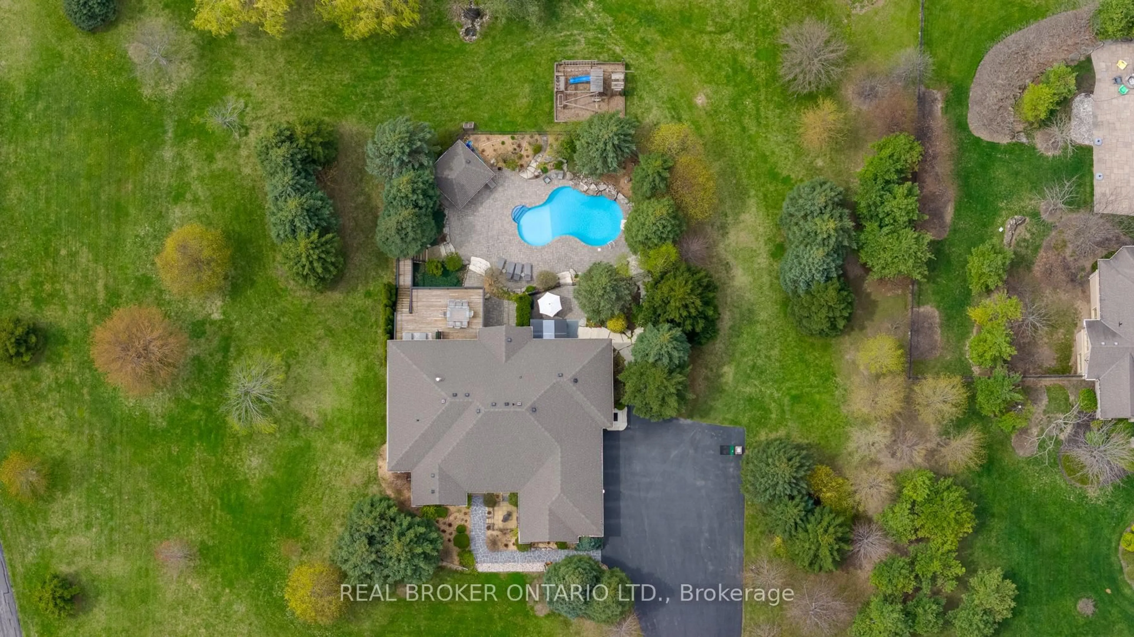 A pic from outside/outdoor area/front of a property/back of a property/a pic from drone, water/lake/river/ocean view for 9 Allison Crt, Halton Hills Ontario L7G 4S4