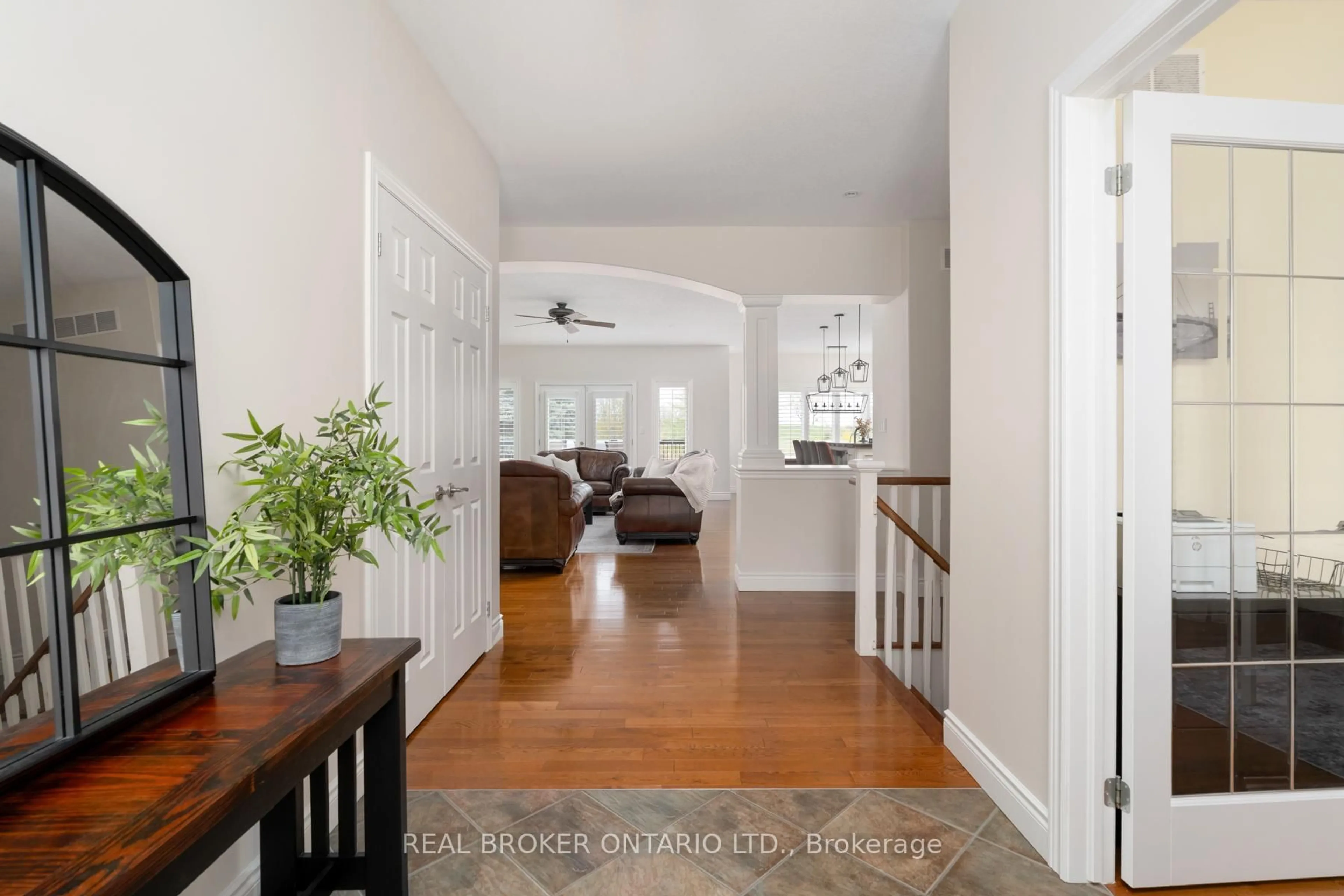 Indoor entryway for 9 Allison Crt, Halton Hills Ontario L7G 4S4