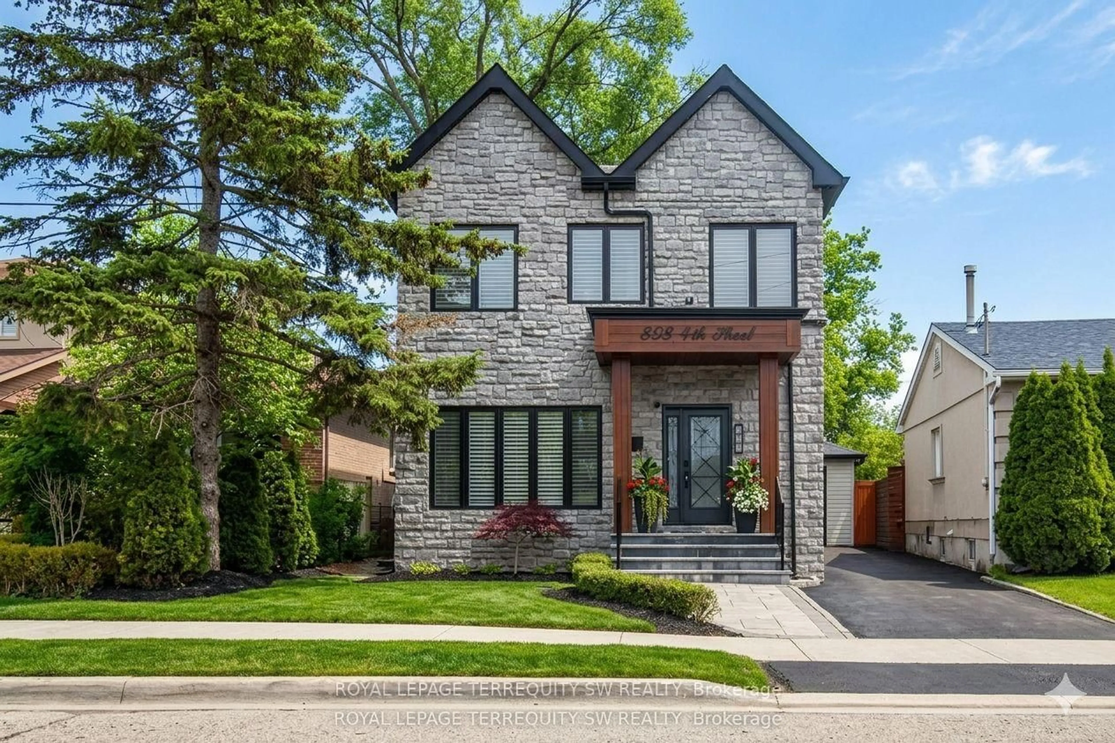 Home with brick exterior material, street for 888 Fourth St, Mississauga Ontario L5E 1J6