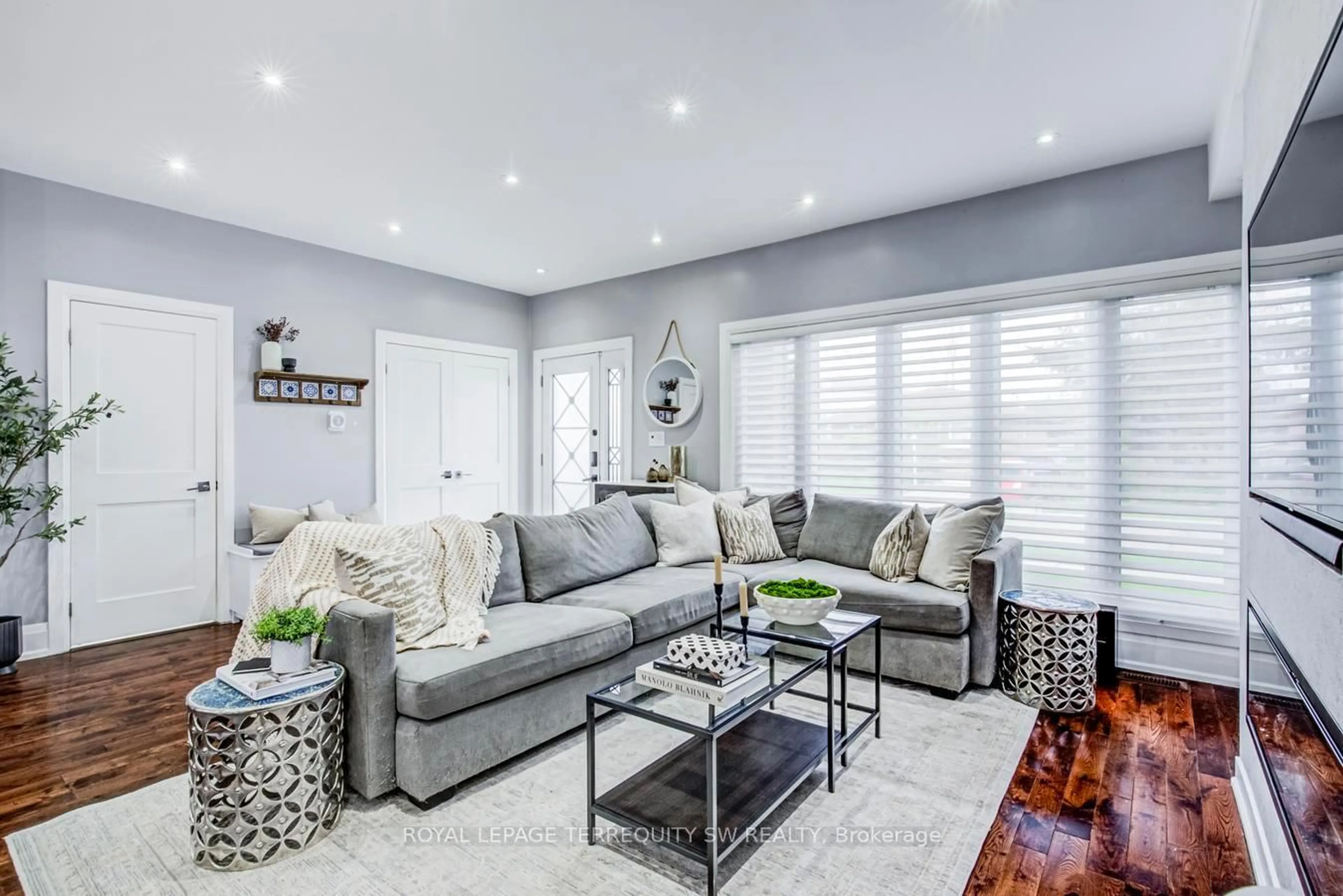 Living room with furniture, unknown for 888 Fourth St, Mississauga Ontario L5E 1J6
