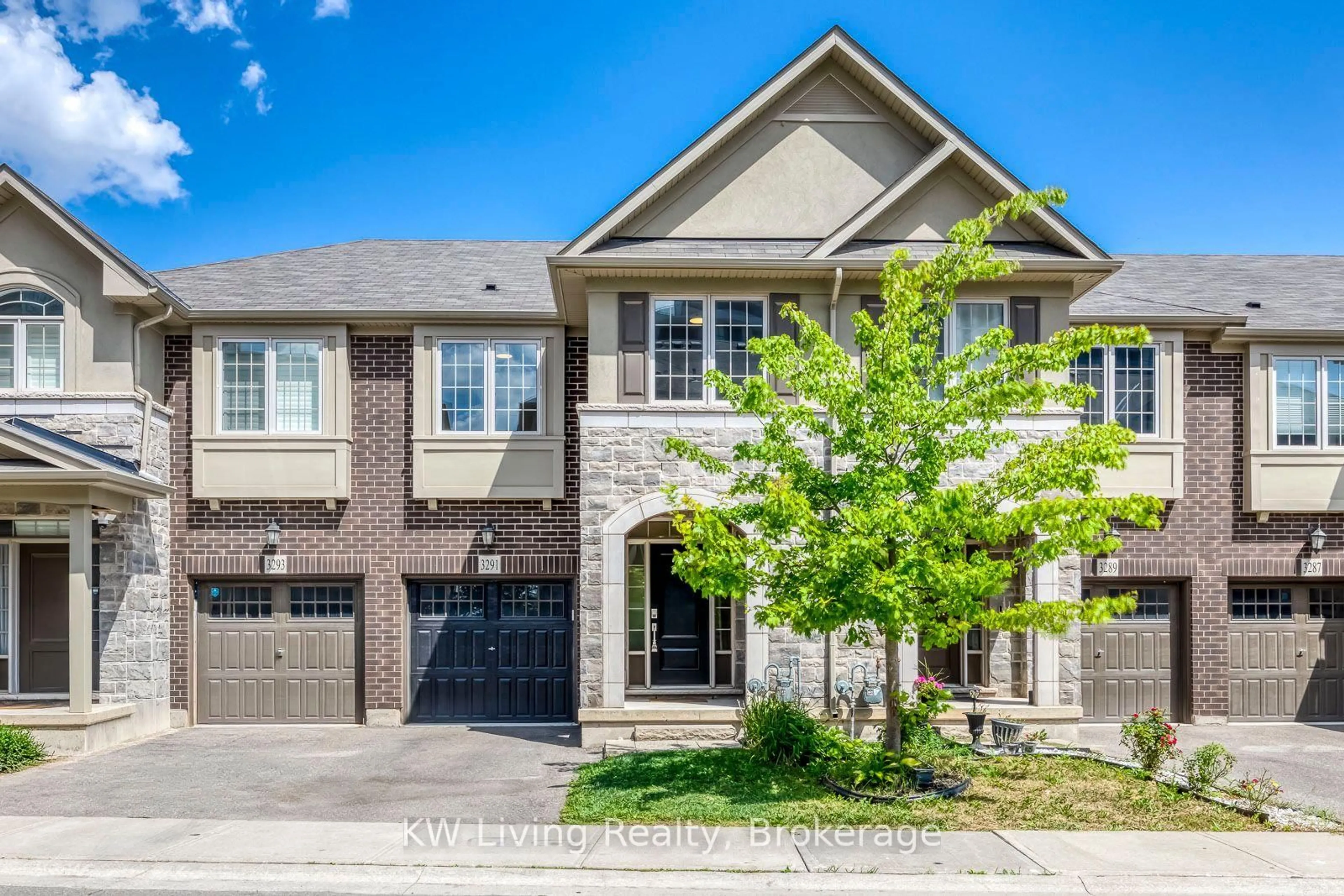 Home with brick exterior material, street for 3291 Mockingbird Common, Oakville Ontario L6H 0W9