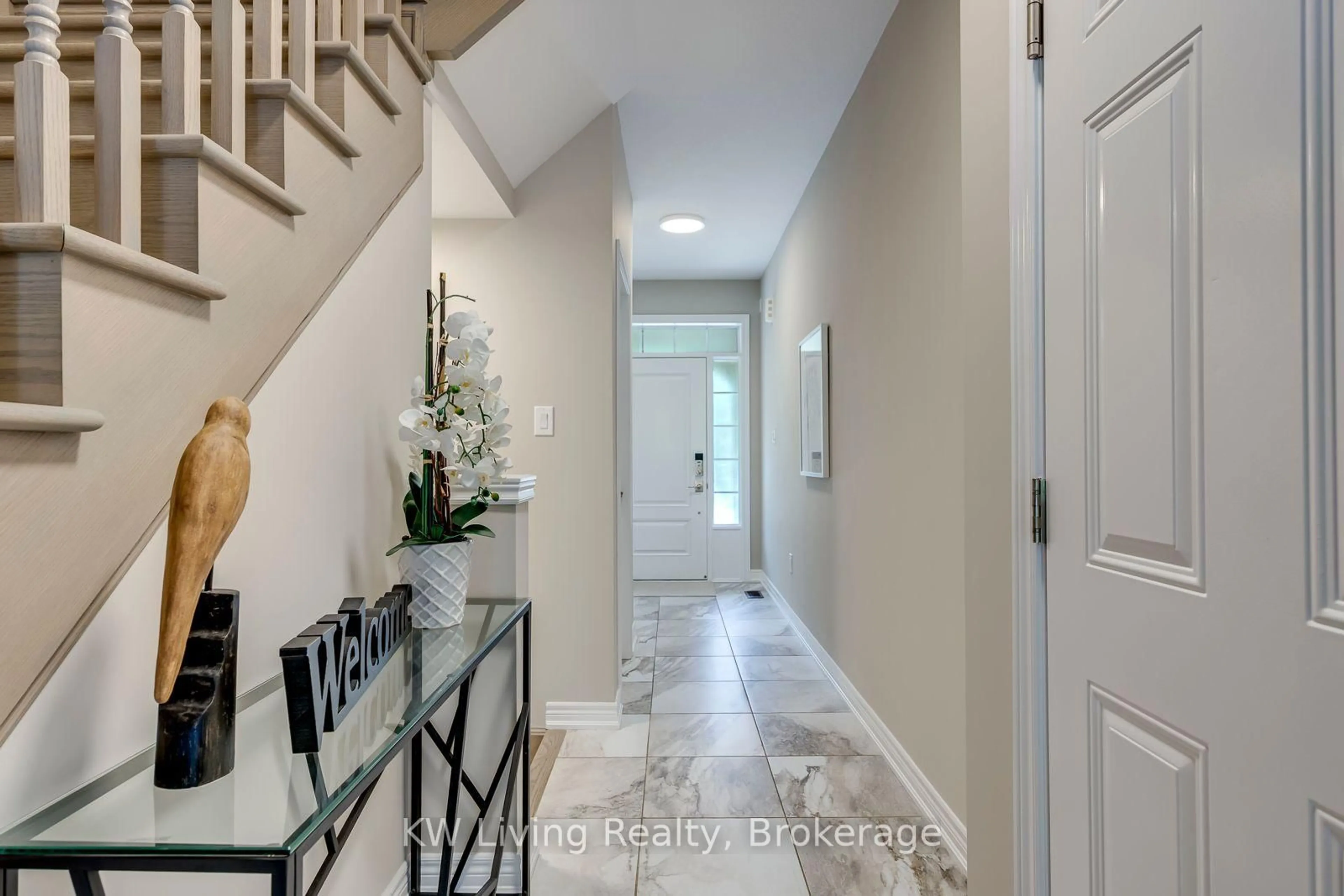 Indoor entryway for 3291 Mockingbird Common, Oakville Ontario L6H 0W9