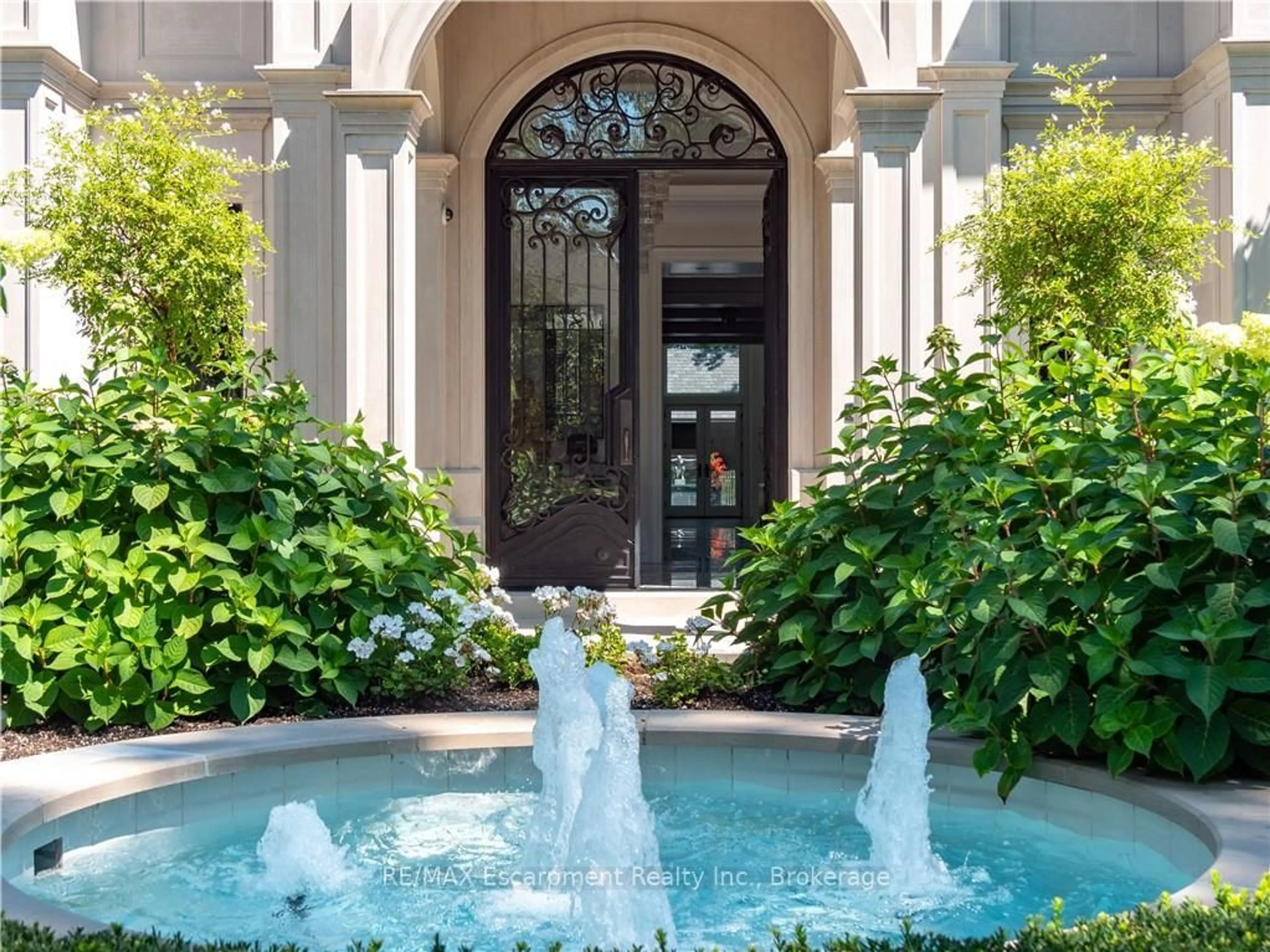 Indoor entryway for 15 Chartwell Rd, Oakville Ontario L6J 3Z3