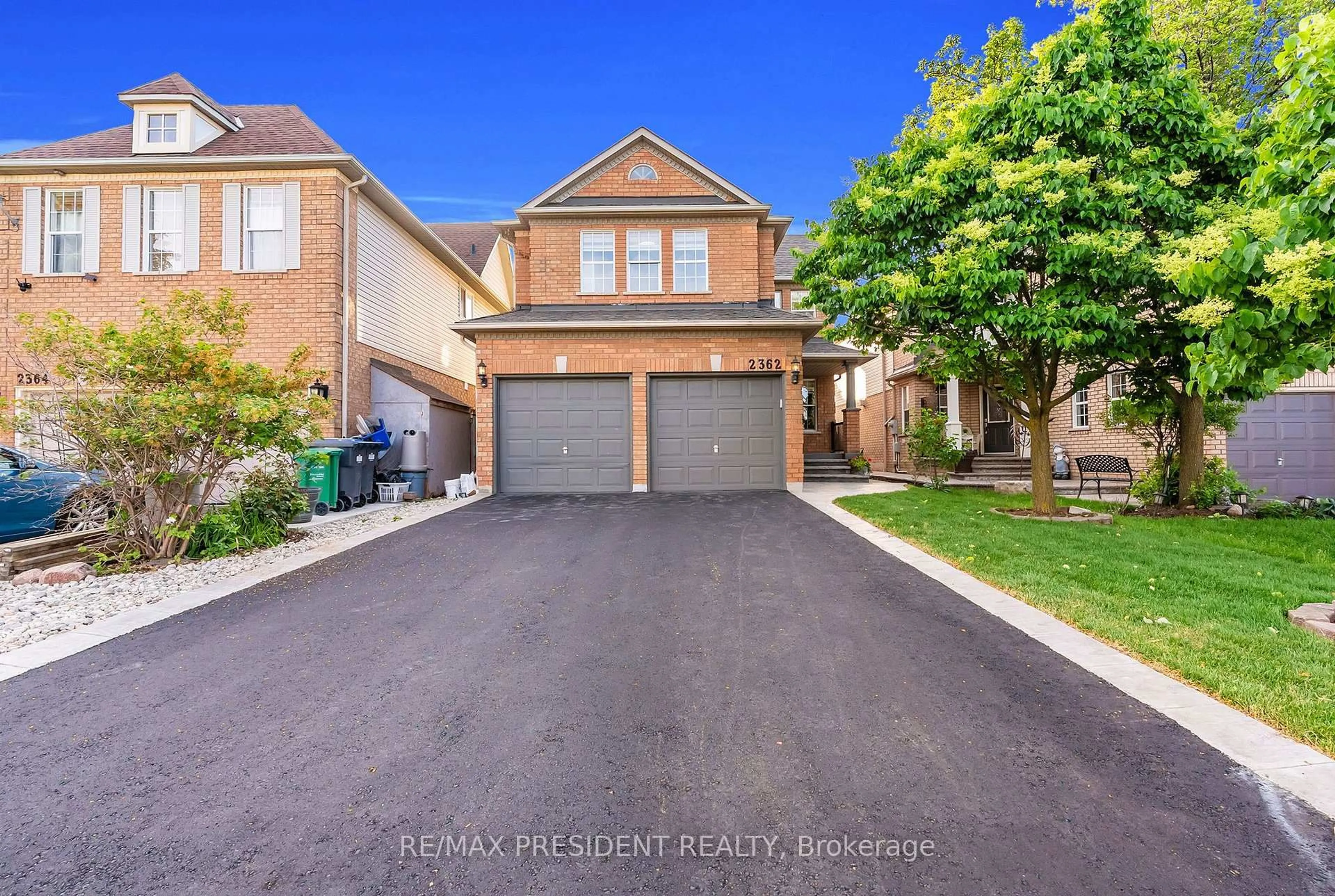 A pic from outside/outdoor area/front of a property/back of a property/a pic from drone, street for 2362 Bankside Dr, Mississauga Ontario L5M 6E3
