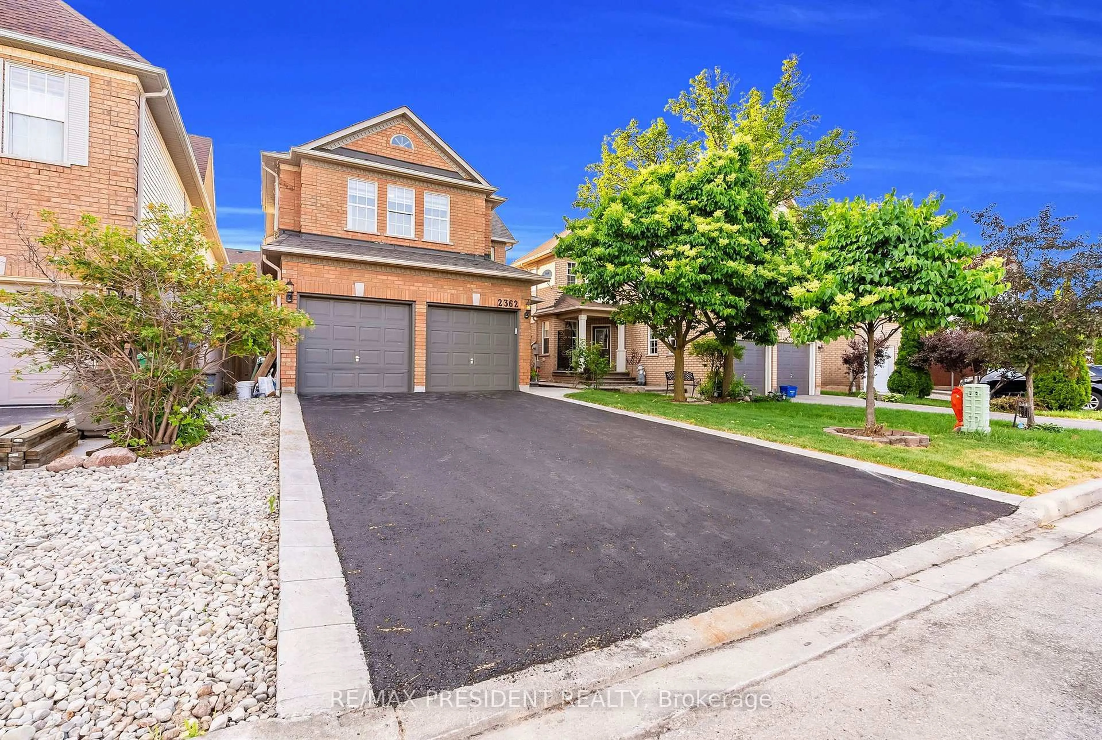 A pic from outside/outdoor area/front of a property/back of a property/a pic from drone, street for 2362 Bankside Dr, Mississauga Ontario L5M 6E3