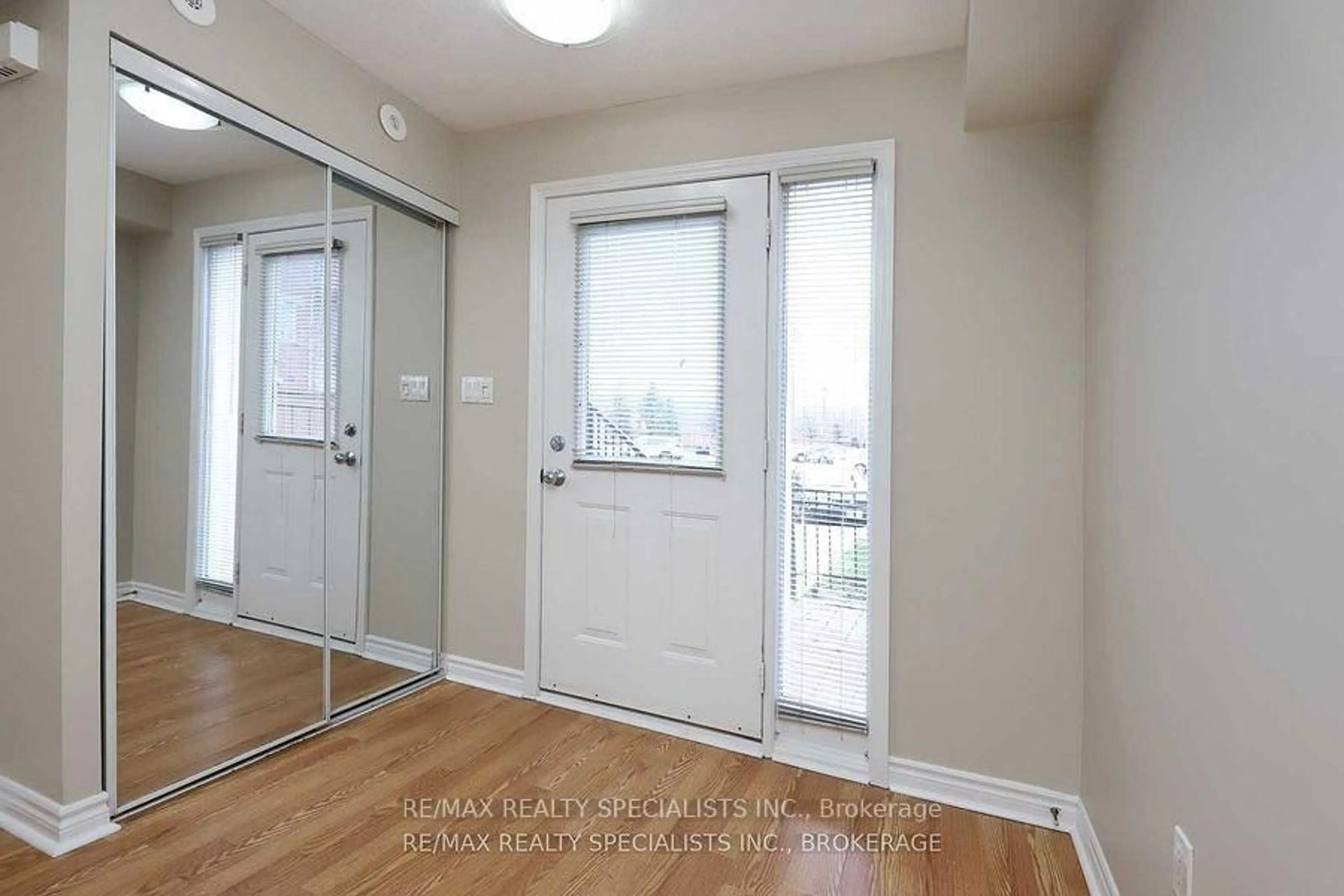 Indoor entryway for 4620 Guildwood Way #44, Mississauga Ontario L5R 4H4