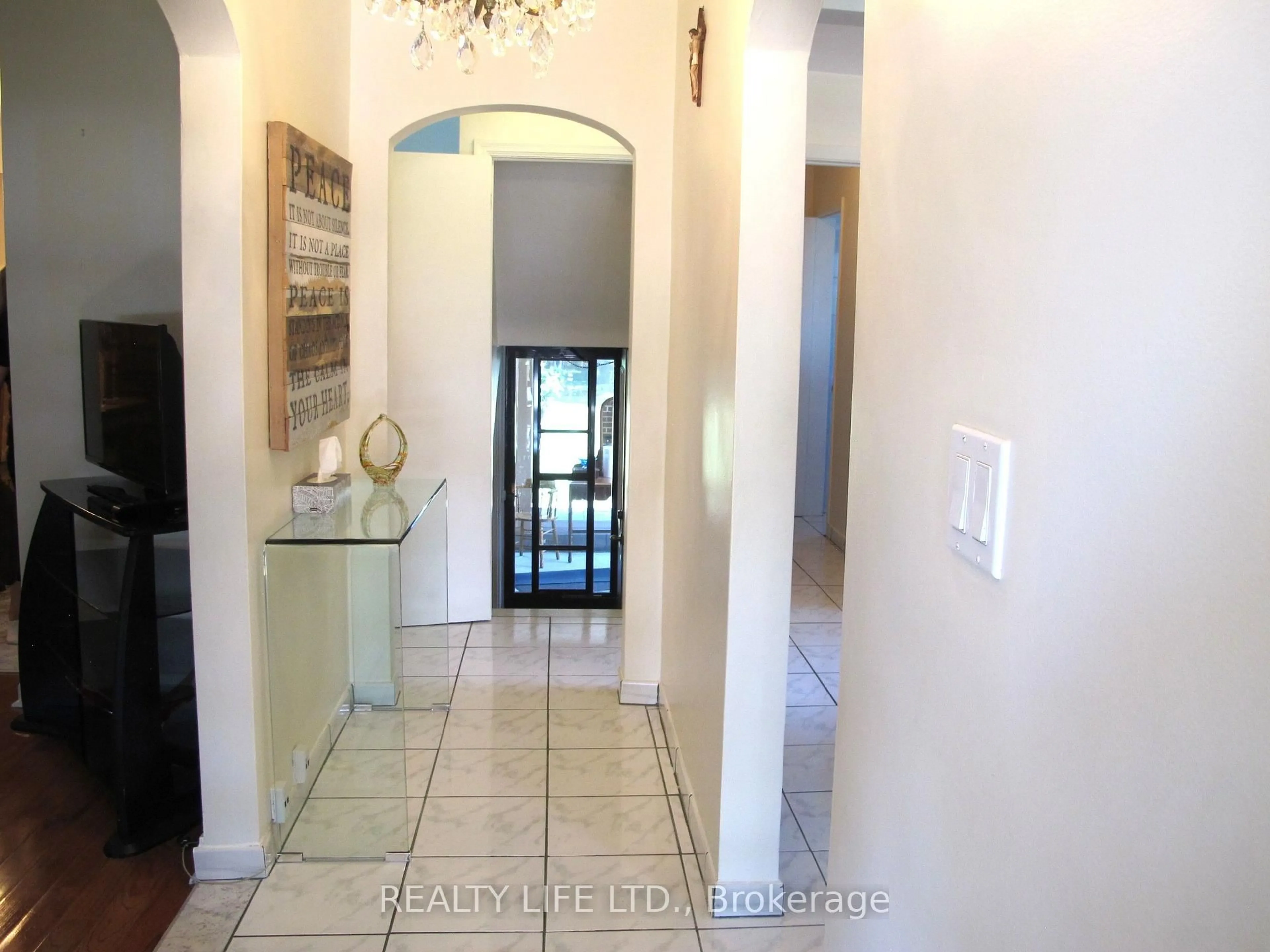 Indoor entryway for 4 Rosalie Ave, Toronto Ontario M3L 1C5