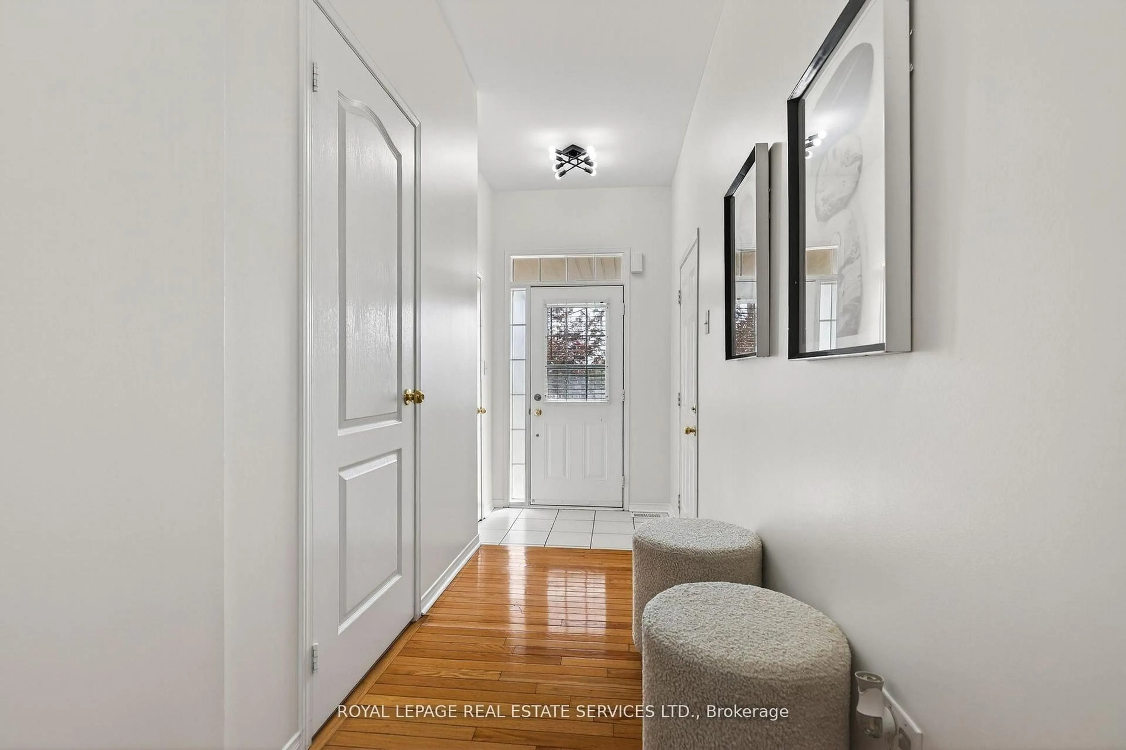 Indoor entryway for 2307 Stone Glen Cres, Oakville Ontario L6M 0C9