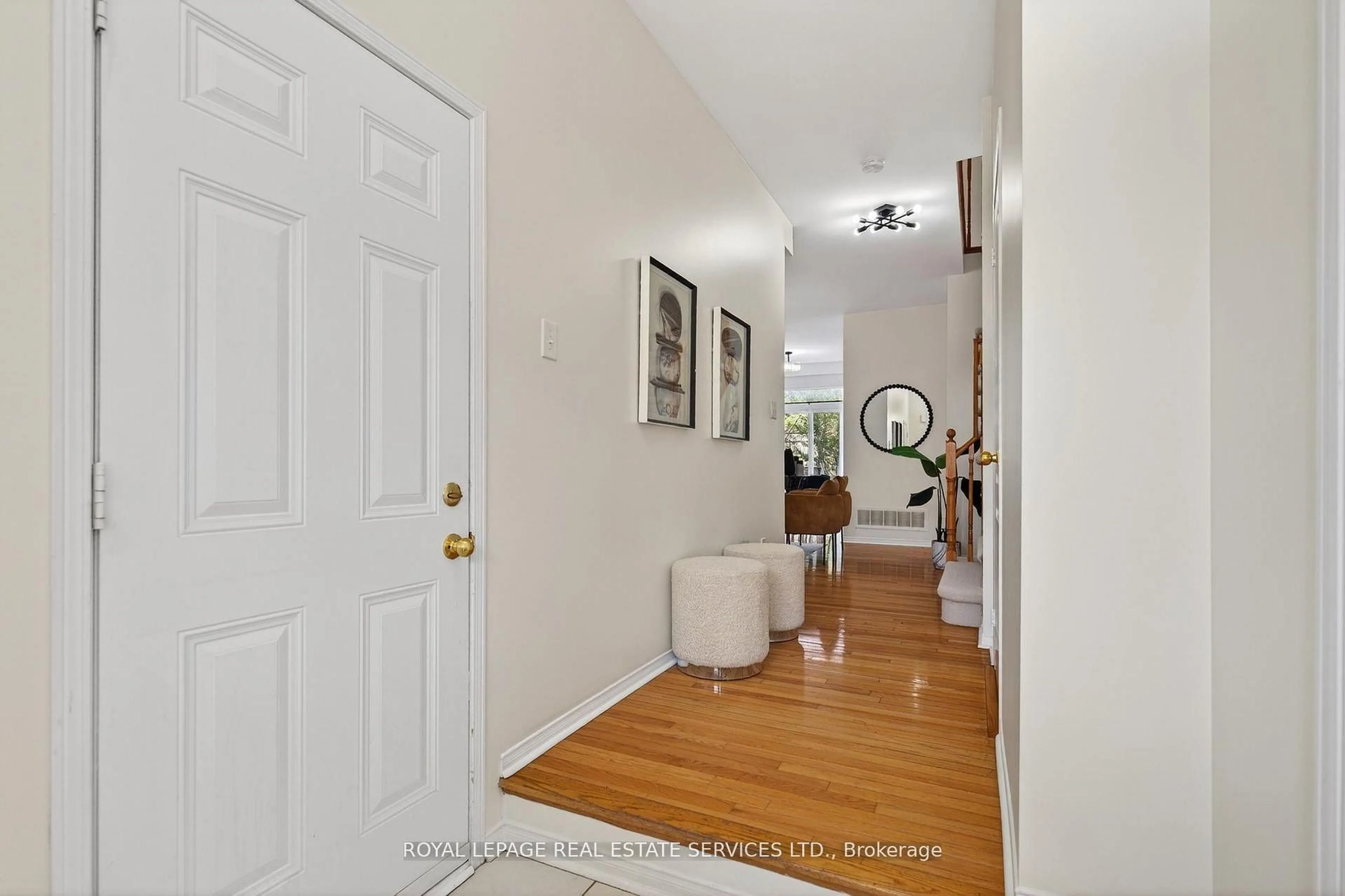 Indoor entryway for 2307 Stone Glen Cres, Oakville Ontario L6M 0C9