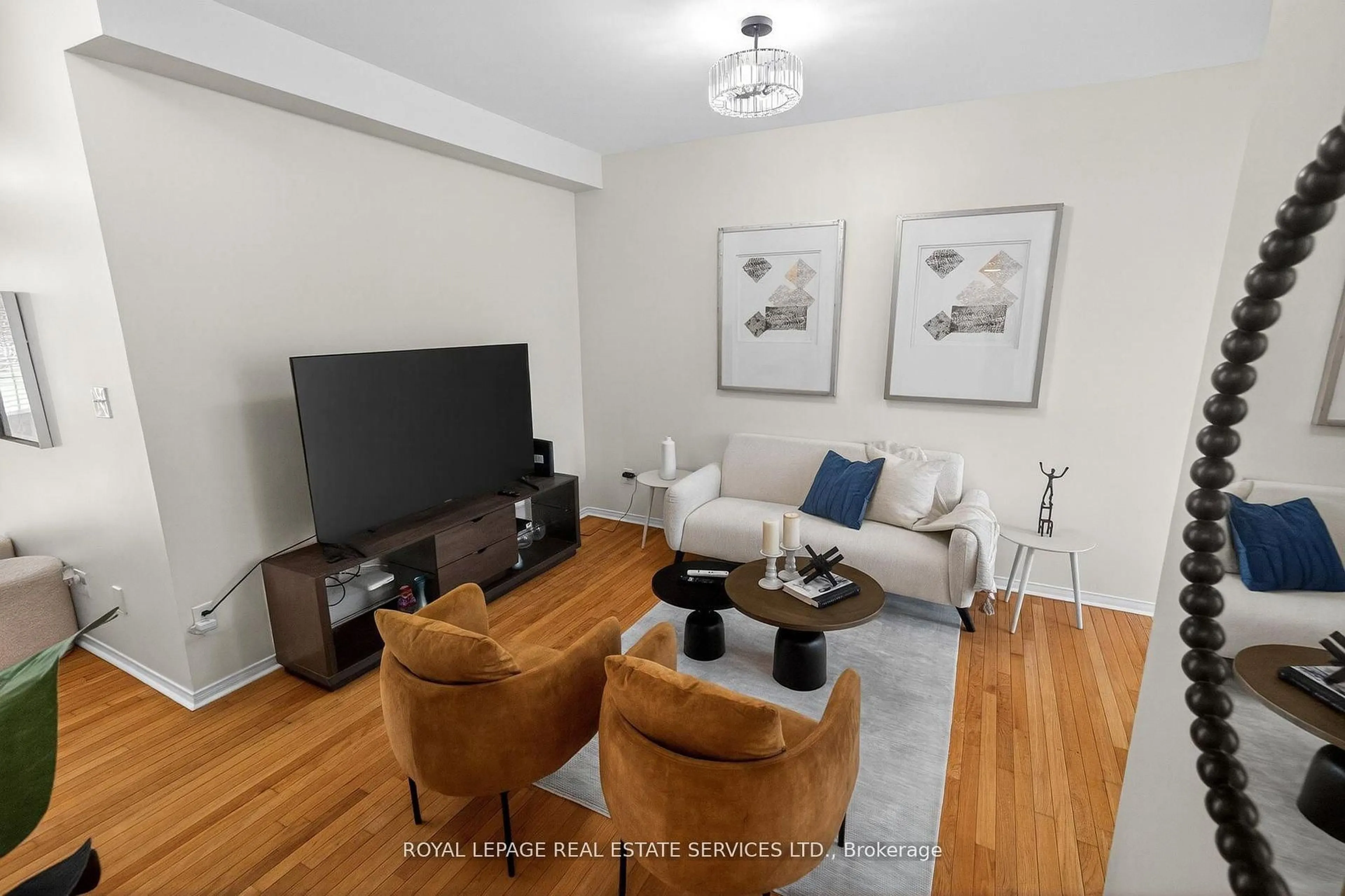 Living room with furniture, wood/laminate floor for 2307 Stone Glen Cres, Oakville Ontario L6M 0C9