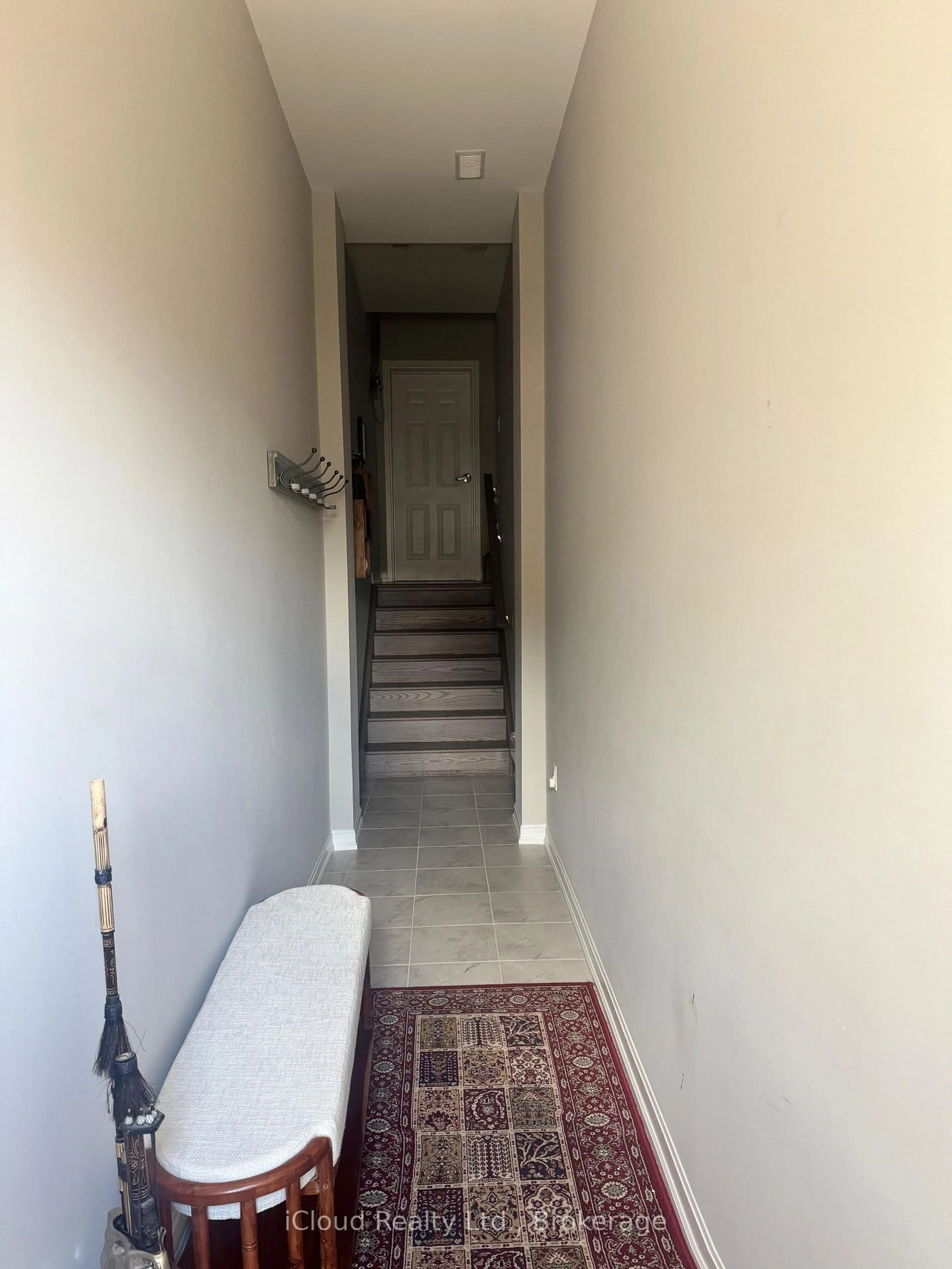 Indoor foyer for 126 Burnhamthorpe Rd, Oakville Ontario L6H 0X9