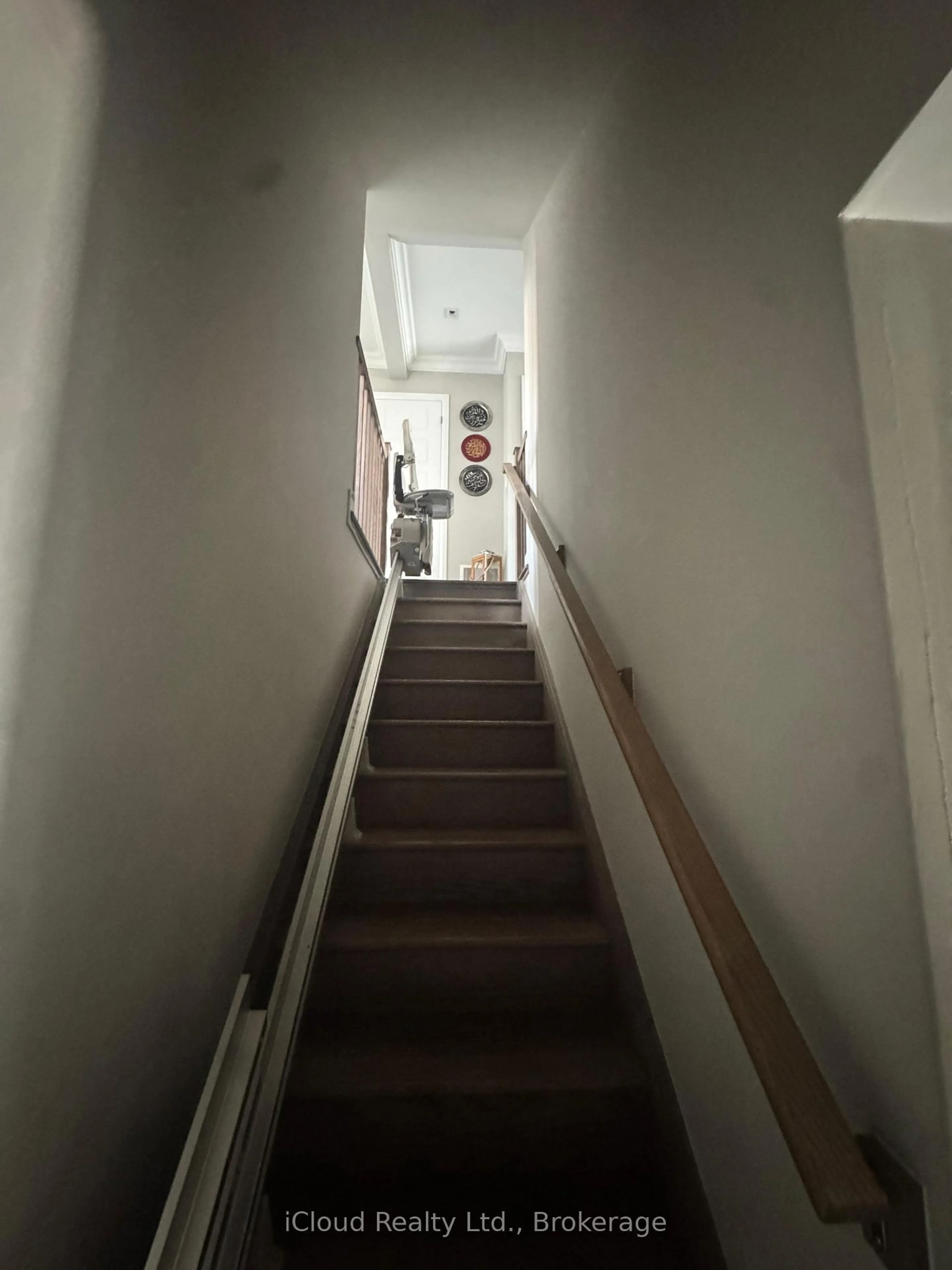 Stairs for 126 Burnhamthorpe Rd, Oakville Ontario L6H 0X9