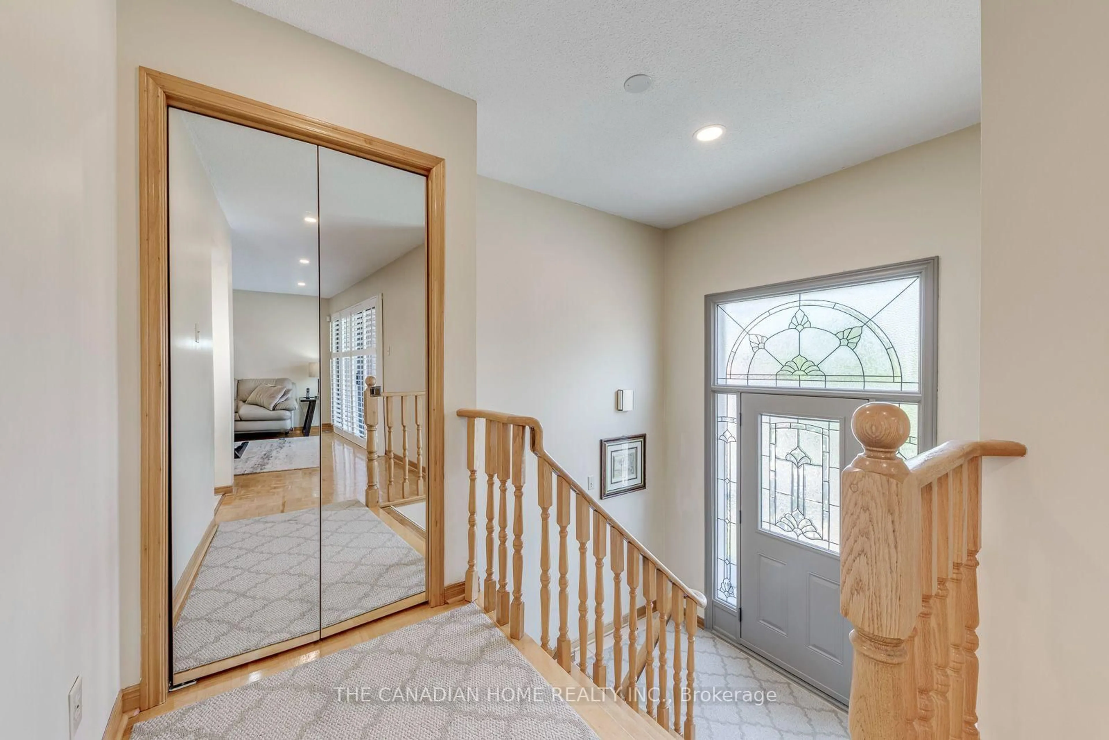 Indoor entryway for 5472 Bourget Dr, Mississauga Ontario L5R 3C9